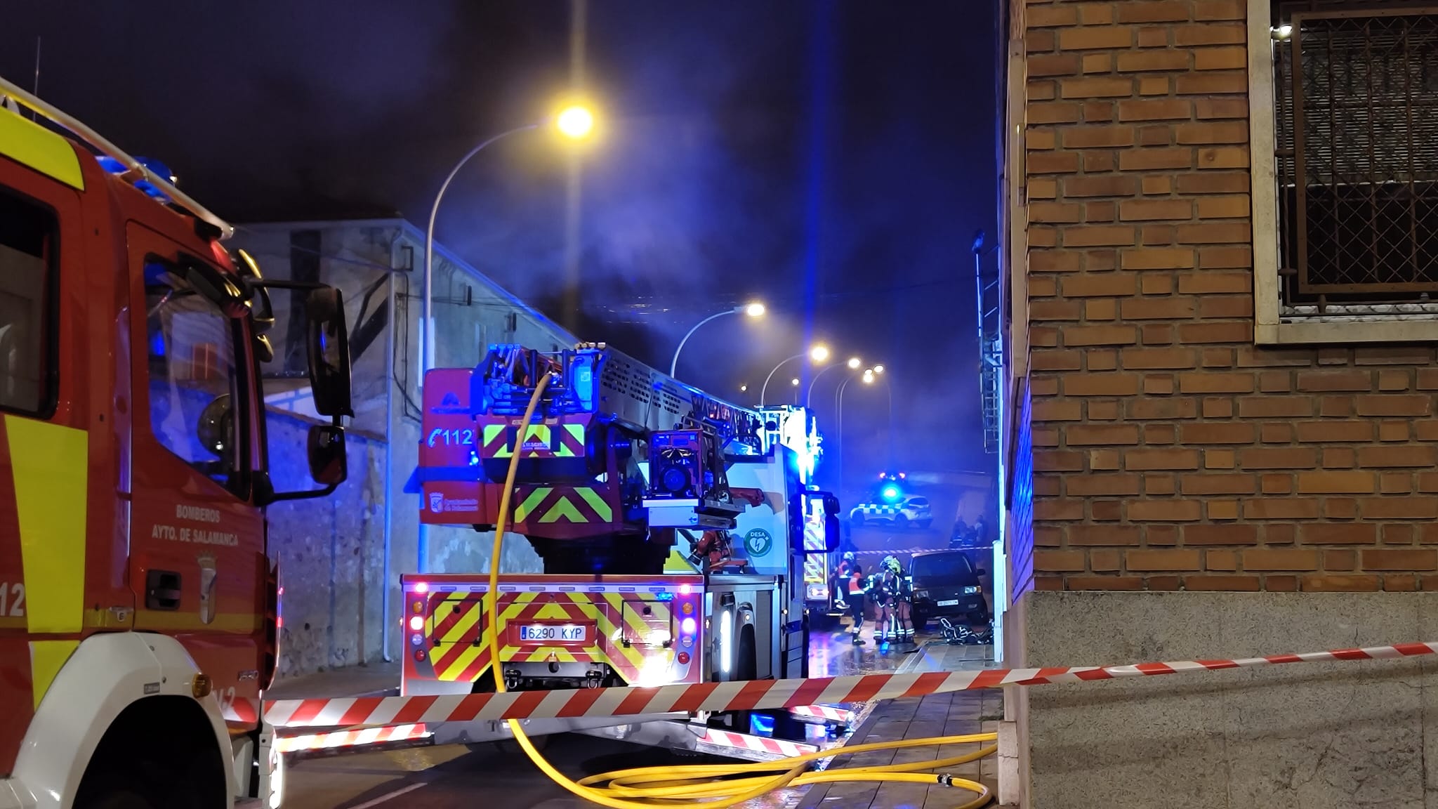 GALERÍA | Aparatoso incendio en el tejado de unas viviendas de la avenida de Lasalle