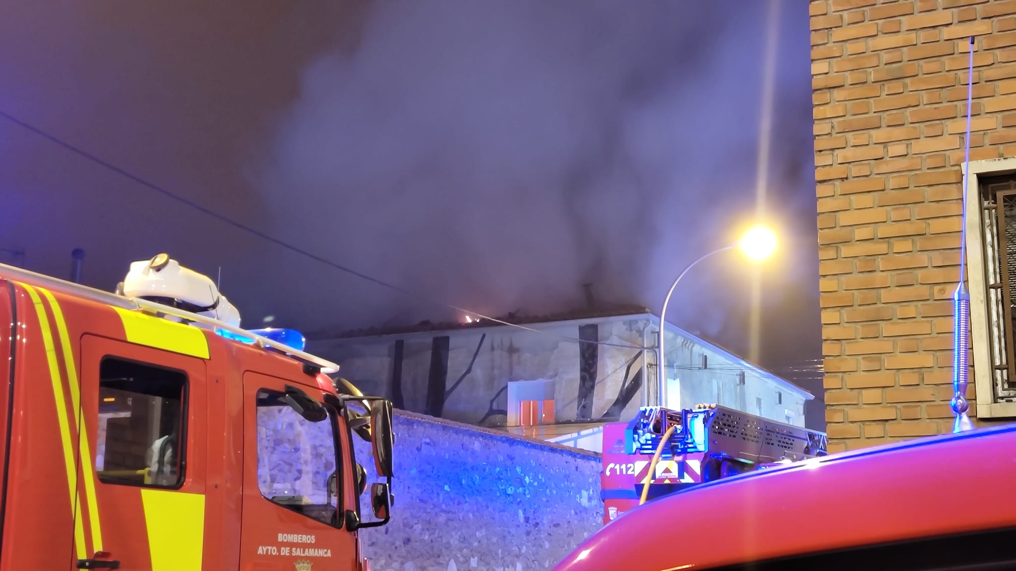 GALERÍA | Aparatoso incendio en el tejado de unas viviendas de la avenida de Lasalle