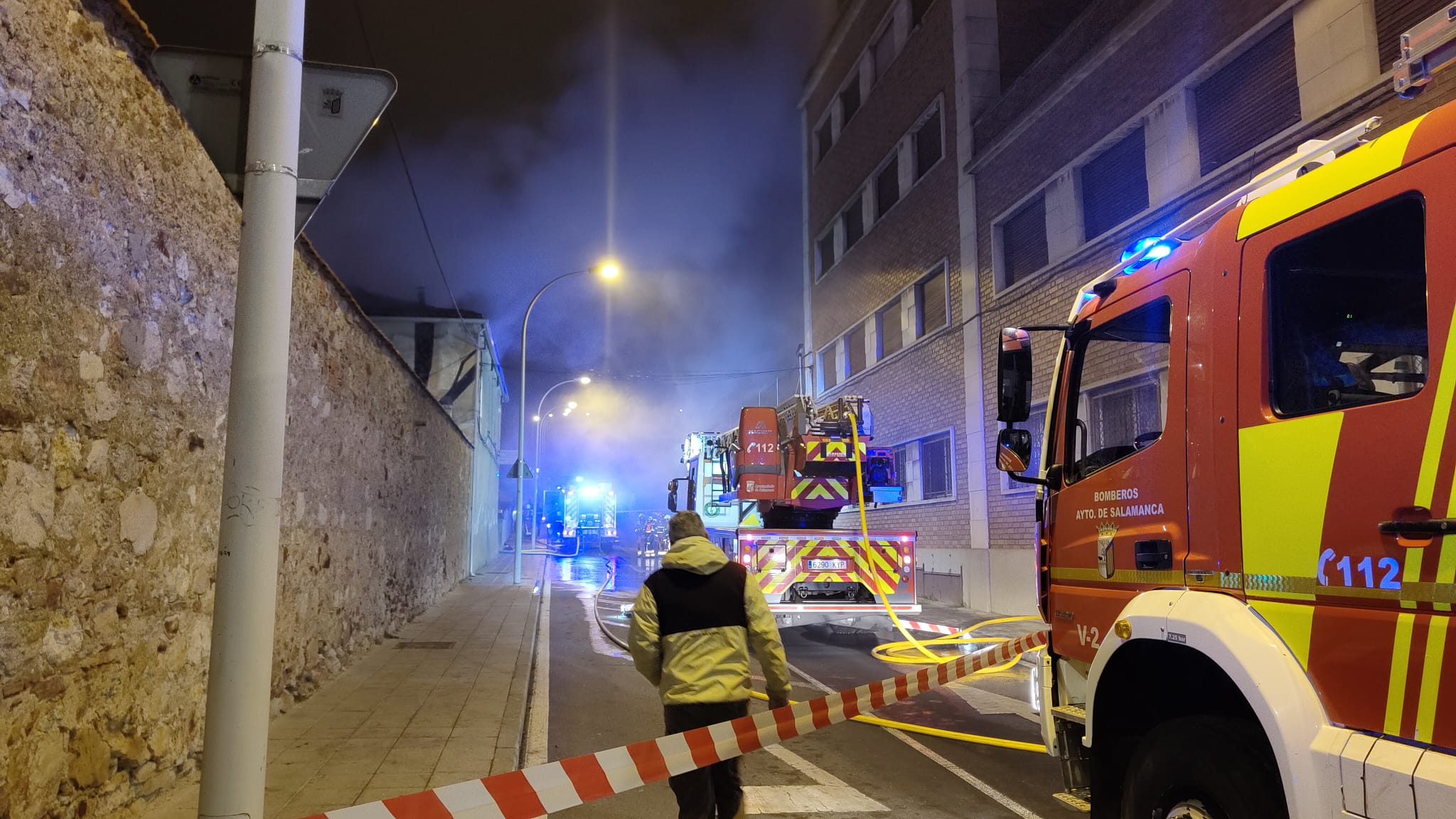 GALERÍA | Aparatoso incendio en el tejado de unas viviendas de la avenida de Lasalle