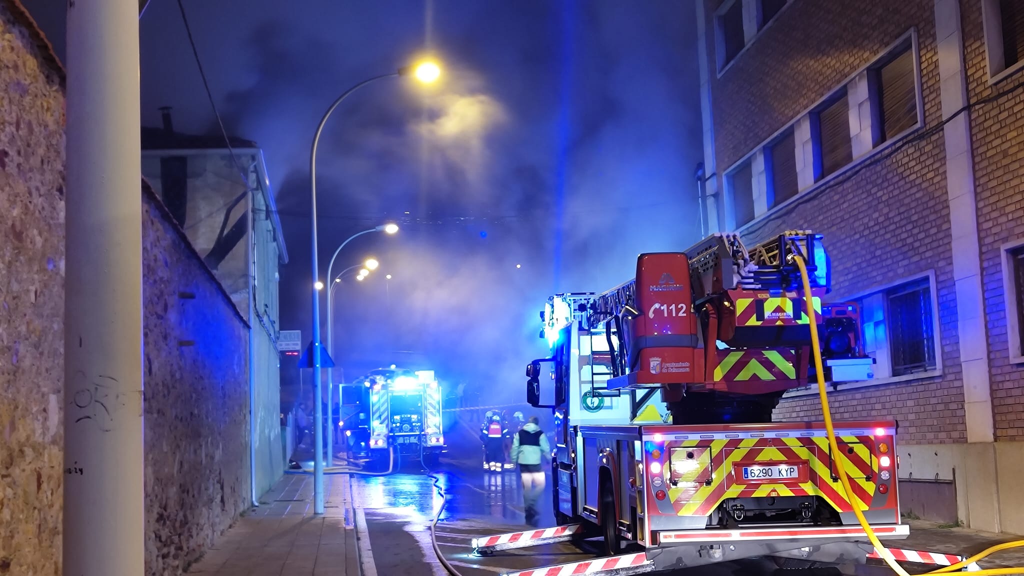 GALERÍA | Aparatoso incendio en el tejado de unas viviendas de la avenida de Lasalle