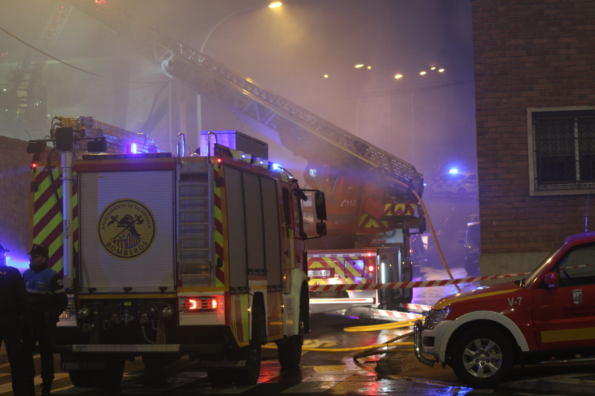 GALERÍA | Aparatoso incendio en el tejado de unas viviendas de la avenida de Lasalle