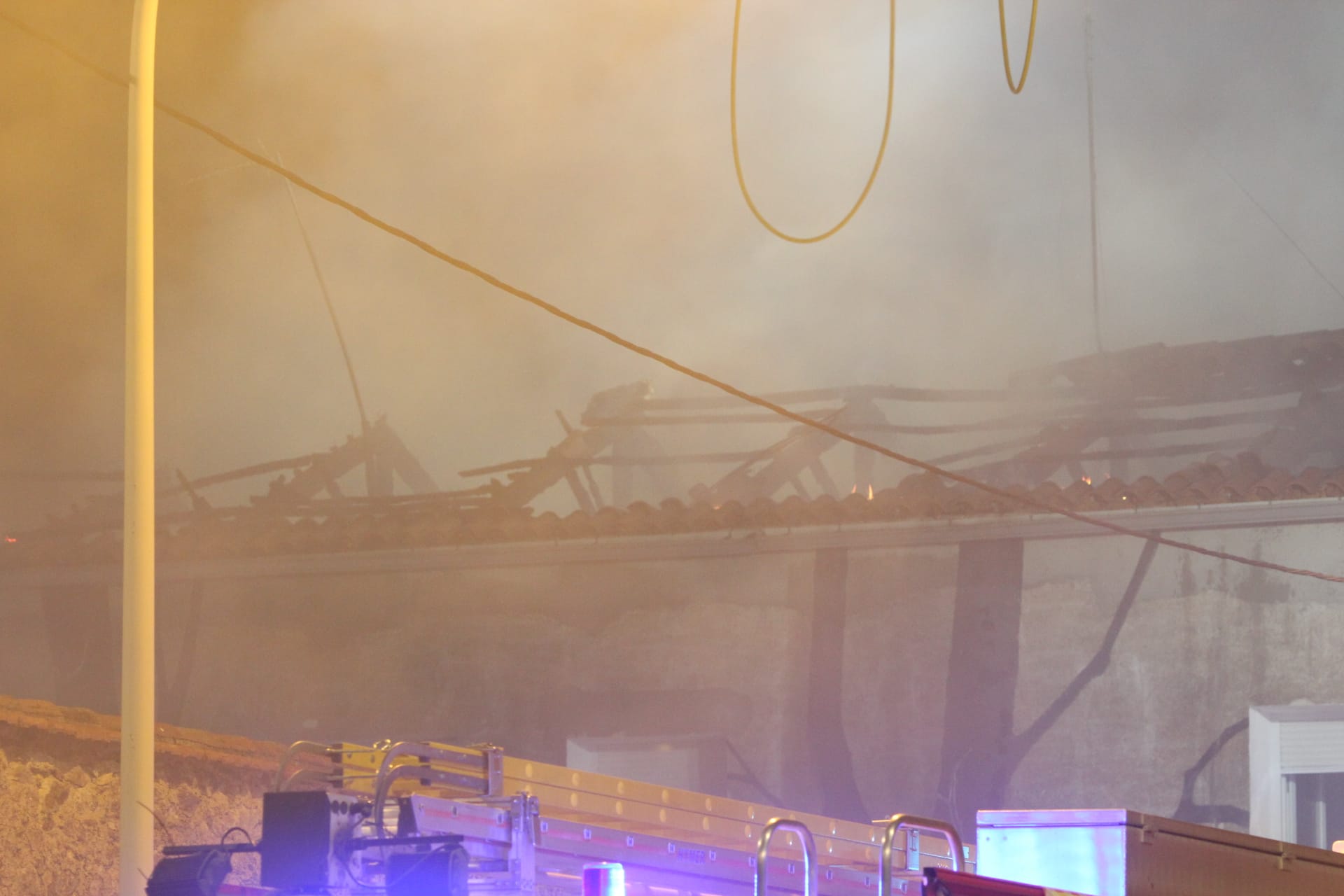 GALERÍA | Aparatoso incendio en el tejado de unas viviendas de la avenida de Lasalle