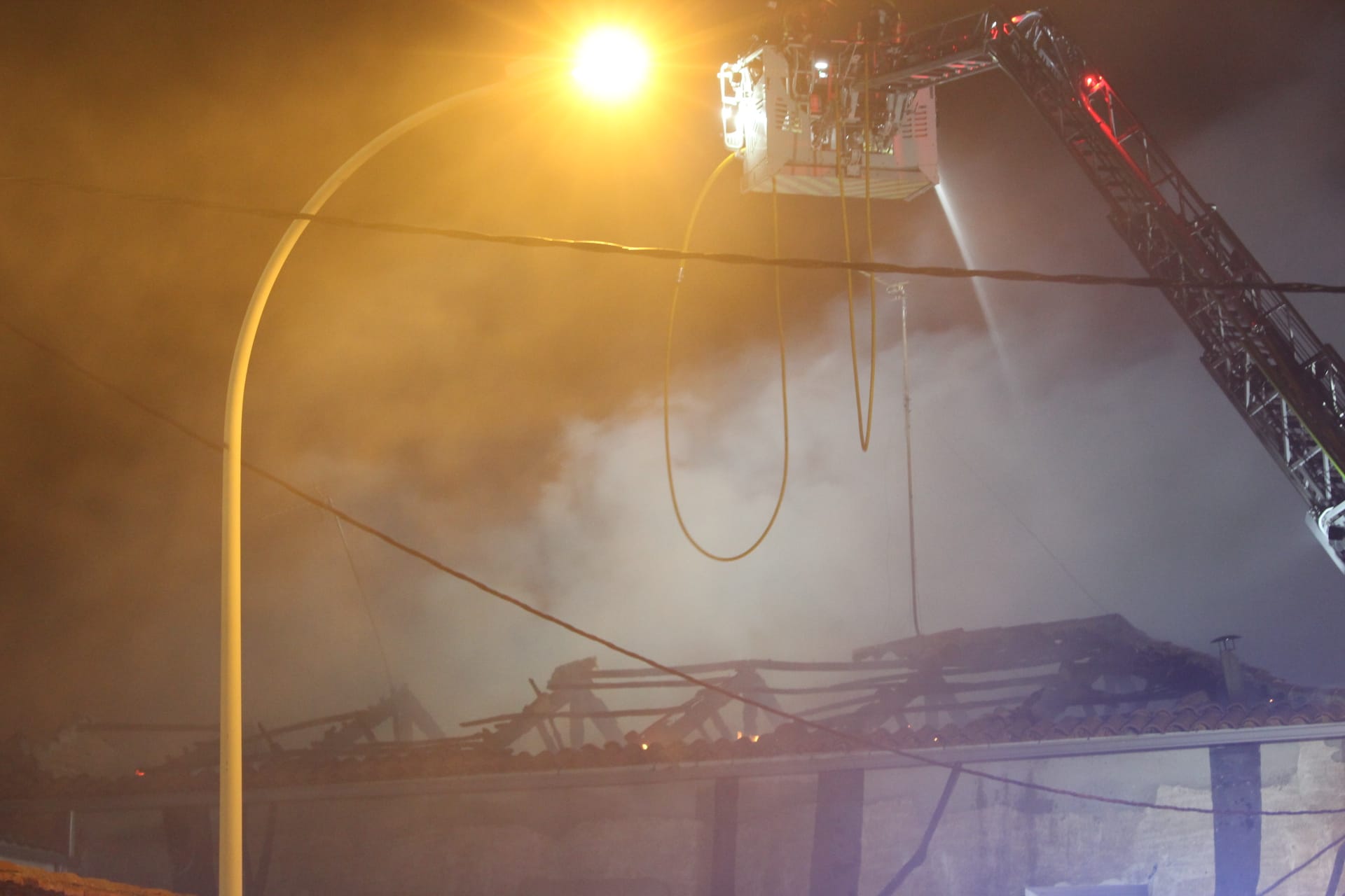 GALERÍA | Aparatoso incendio en el tejado de unas viviendas de la avenida de Lasalle