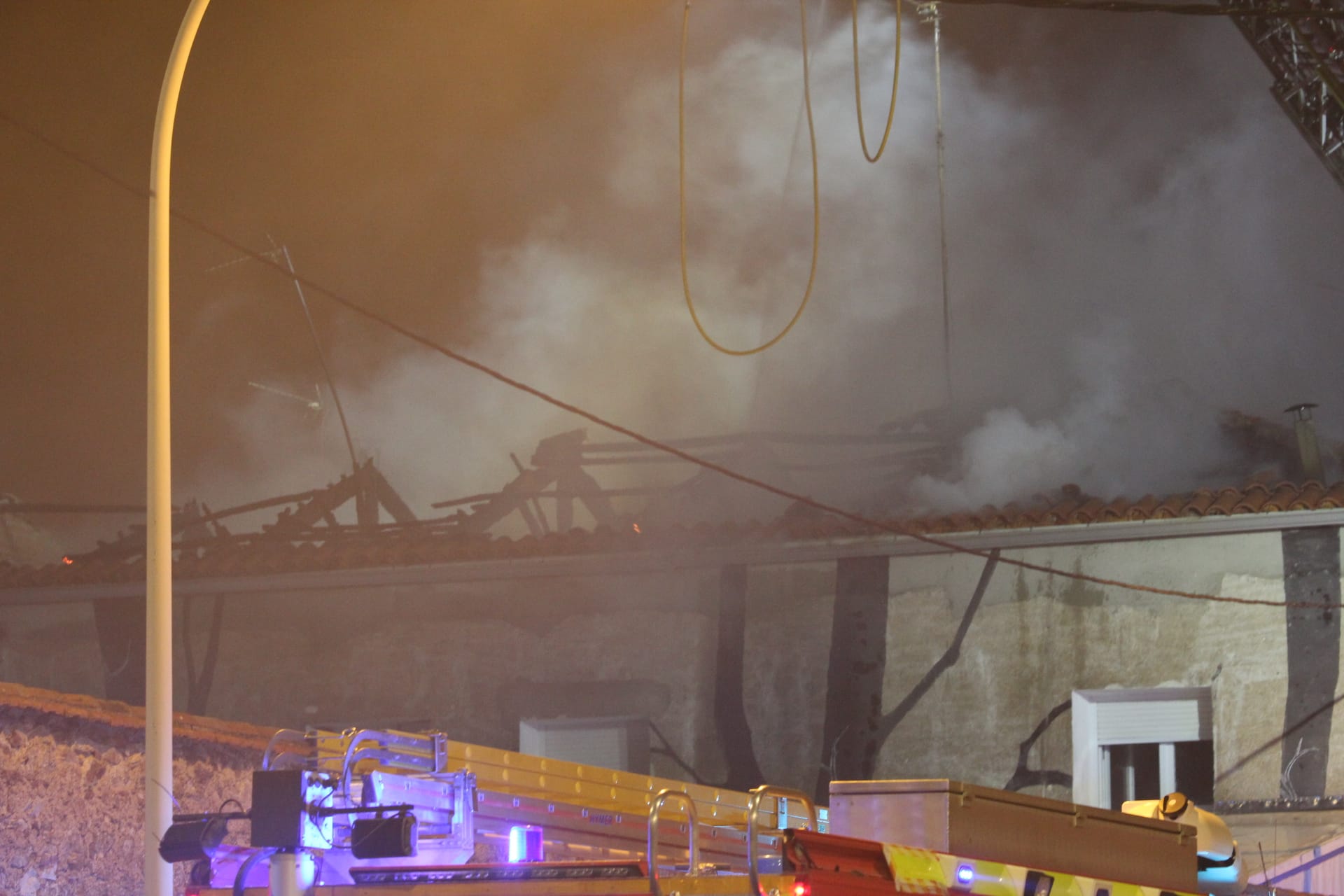 GALERÍA | Aparatoso incendio en el tejado de unas viviendas de la avenida de Lasalle