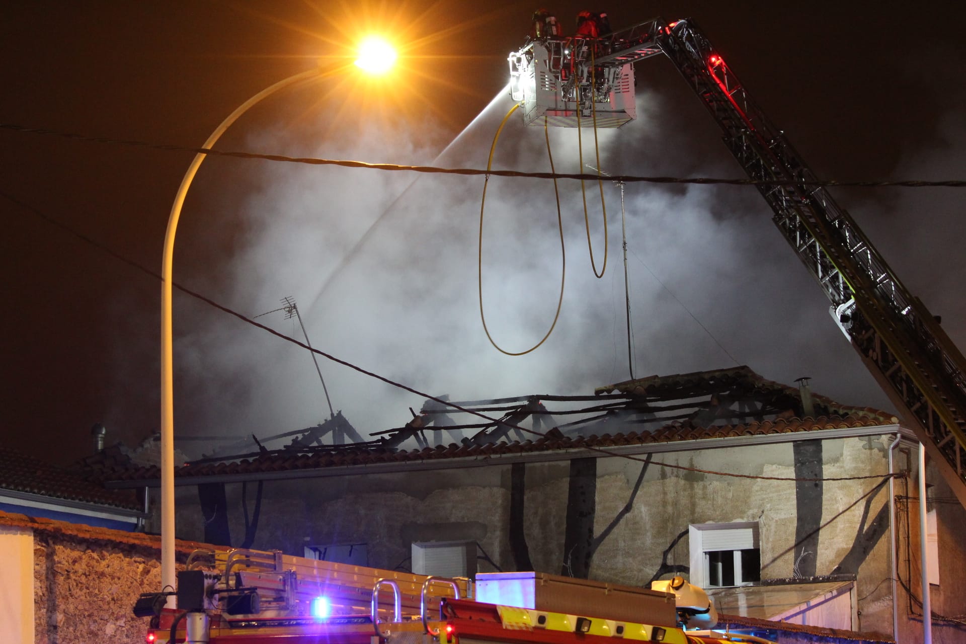 GALERÍA | Aparatoso incendio en el tejado de unas viviendas de la avenida de Lasalle