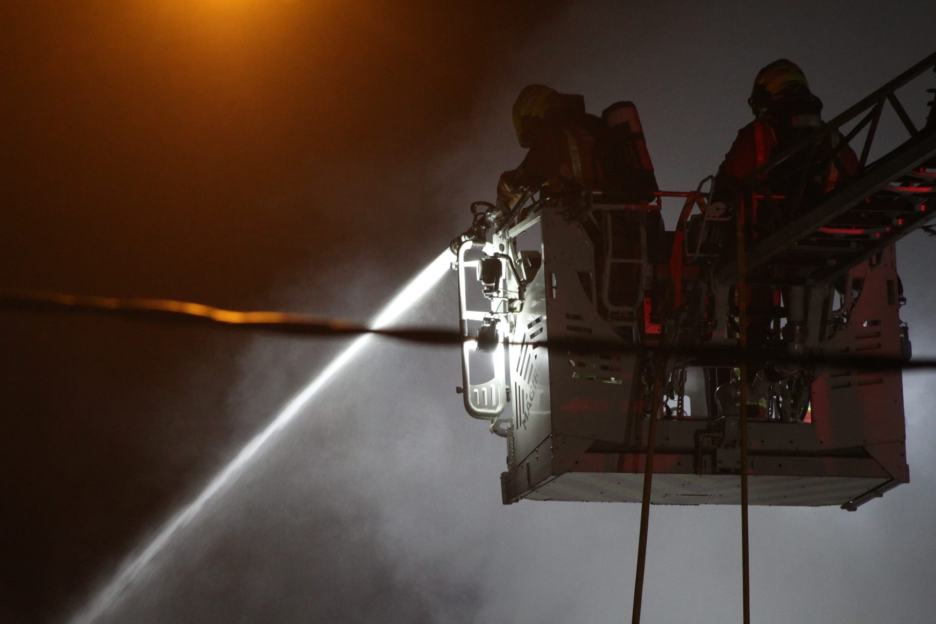 GALERÍA | Aparatoso incendio en el tejado de unas viviendas de la avenida de Lasalle