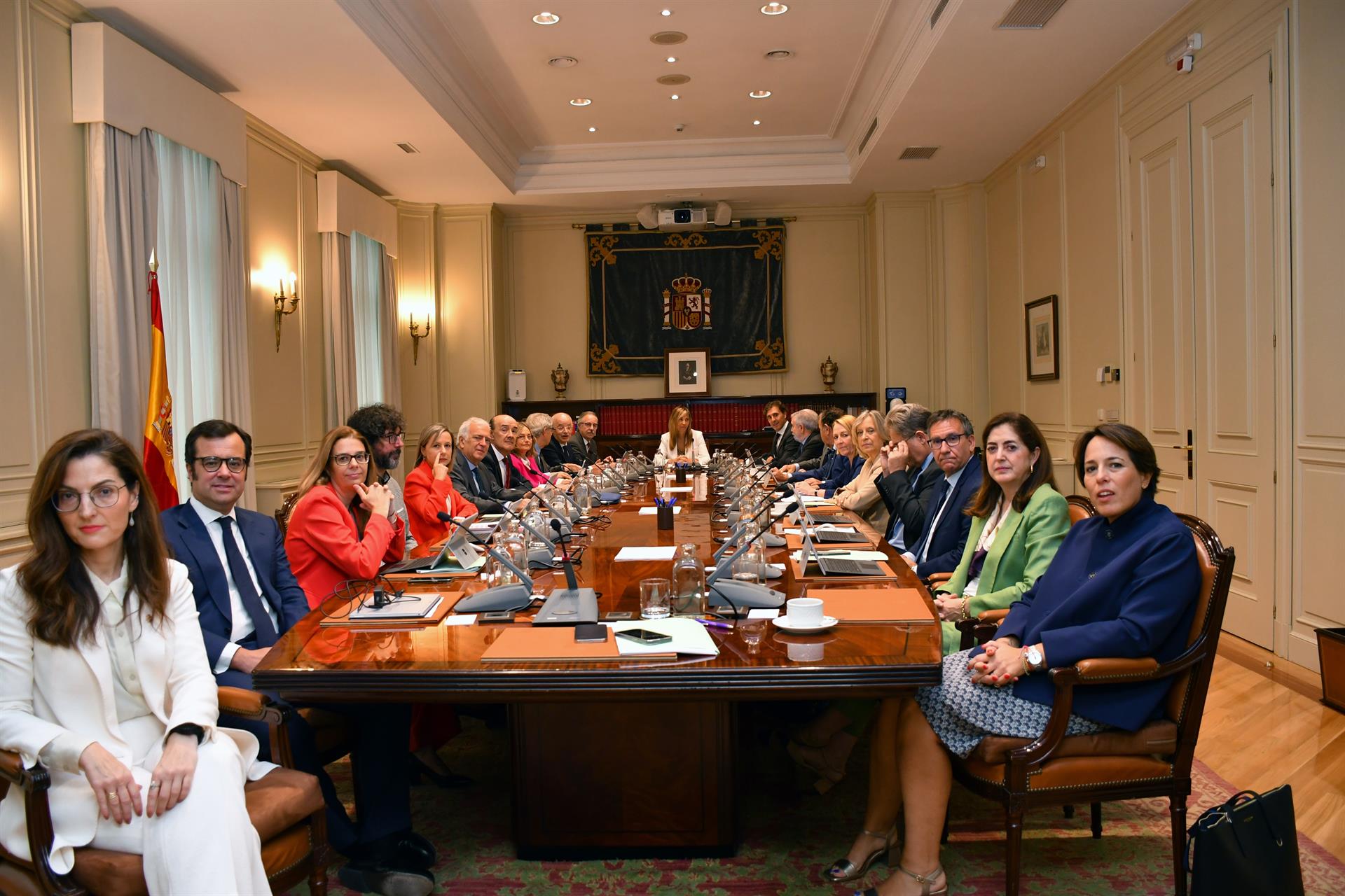 La presidenta del Tribunal Supremo y del Consejo General del Poder Judicial, Isabel Perelló (c), durante el primer pleno del nuevo Poder Judicial, el pasado 25 de septiembre.   CGPJ   Archivo EP