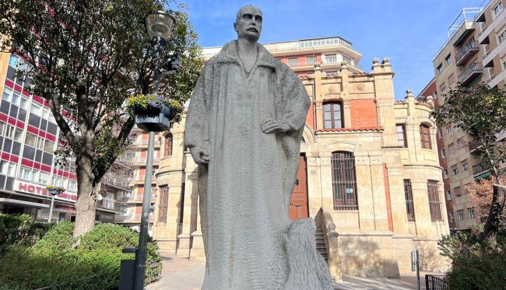 Estatua de Gabriel y Galán 