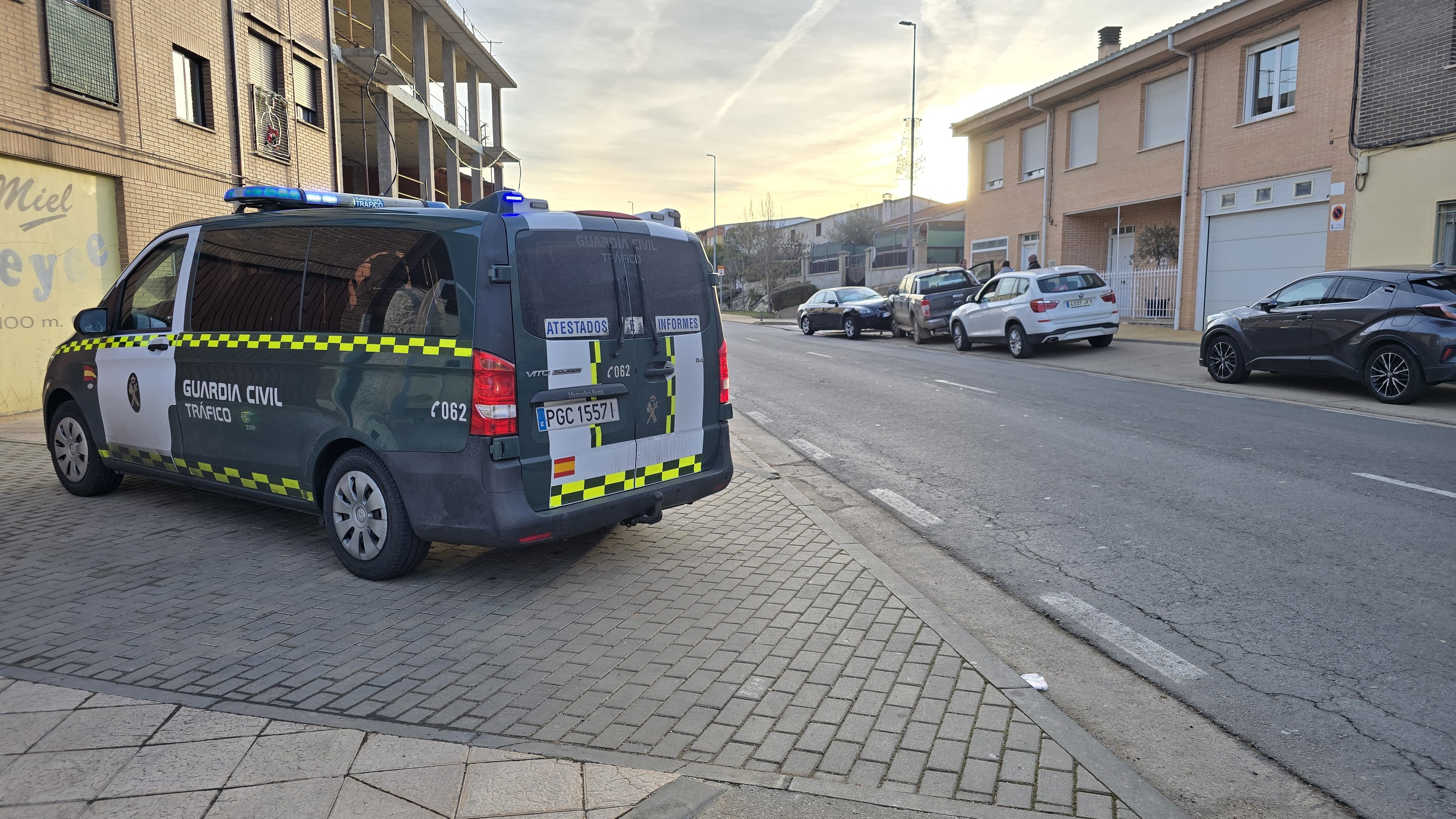  Guardia Civil en el choque entre dos vehículos en la carretera de Aldeatejada. Foto Andrea M.