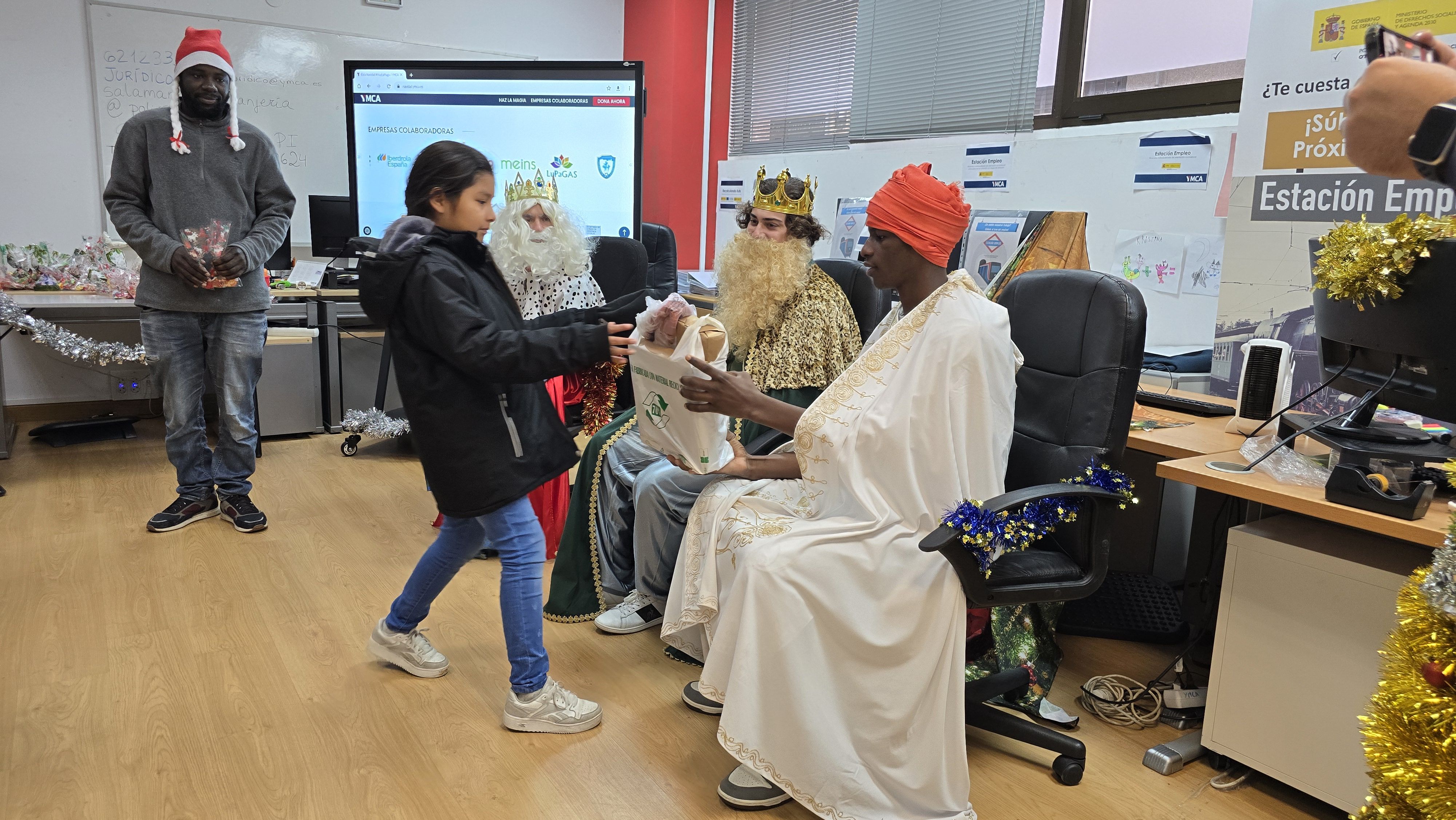 Visita de los Reyes Magos al centro YMCA en Salamanca