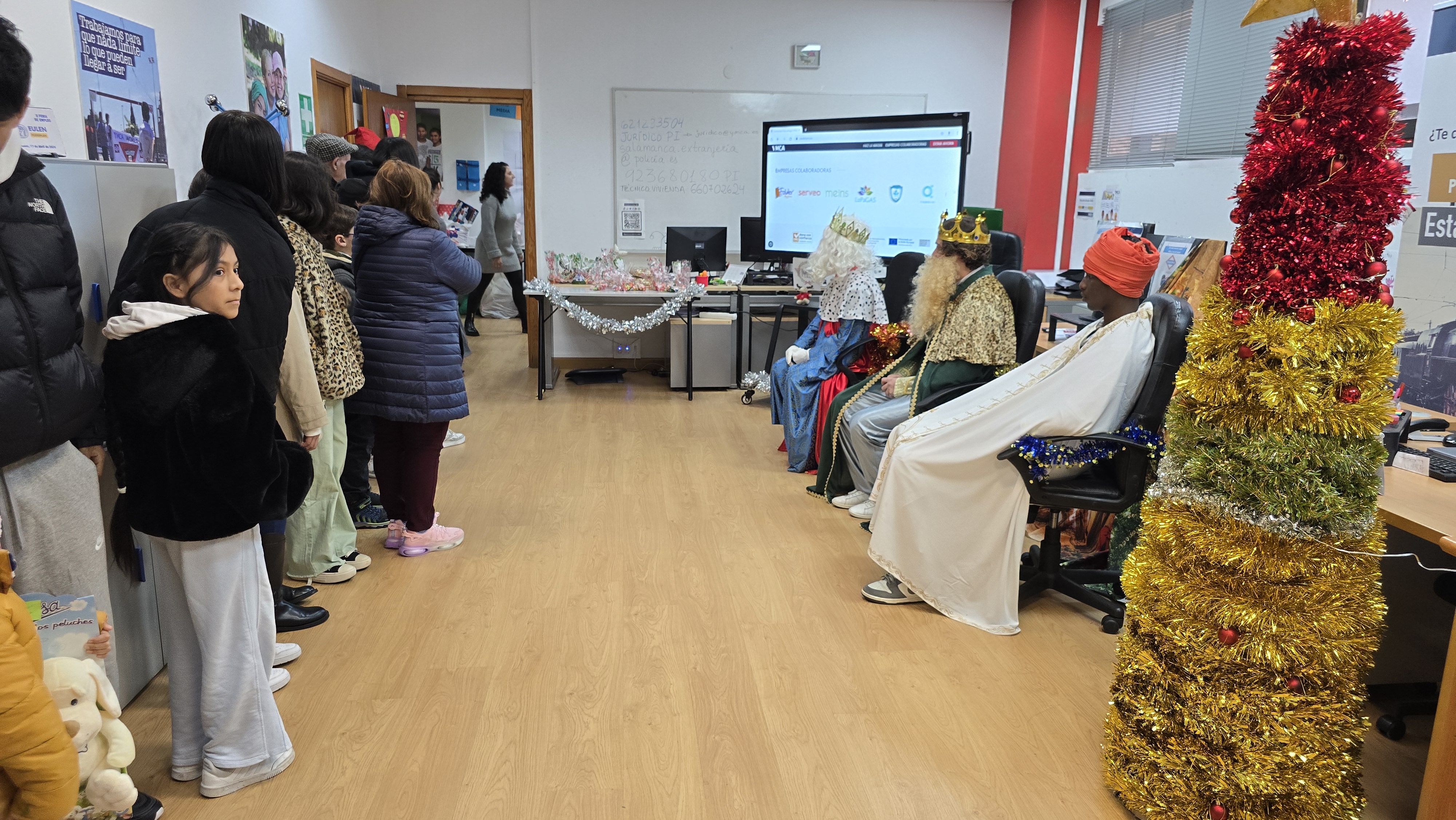 Visita de los Reyes Magos al centro YMCA en Salamanca