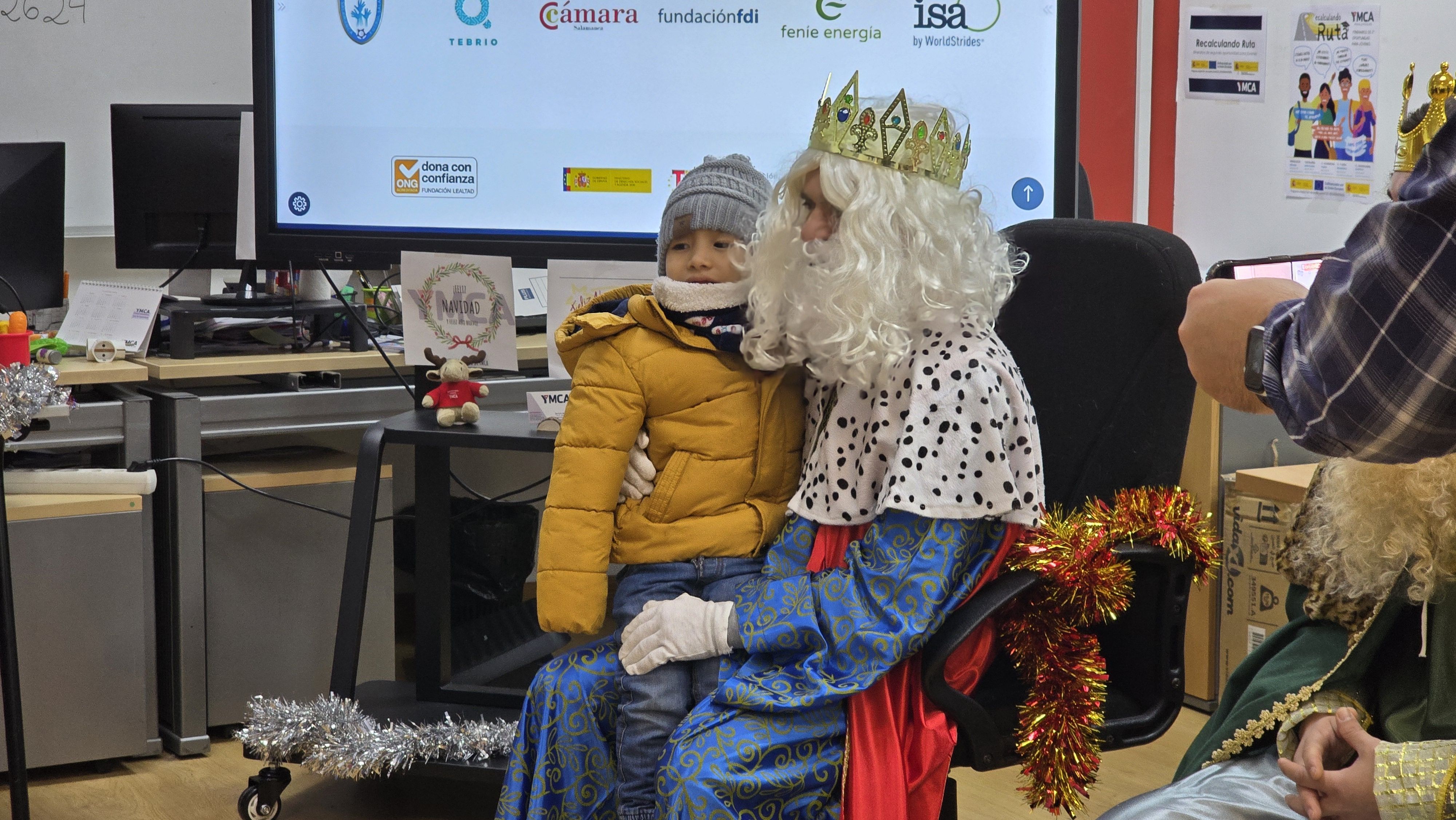 Visita de los Reyes Magos al centro YMCA en Salamanca