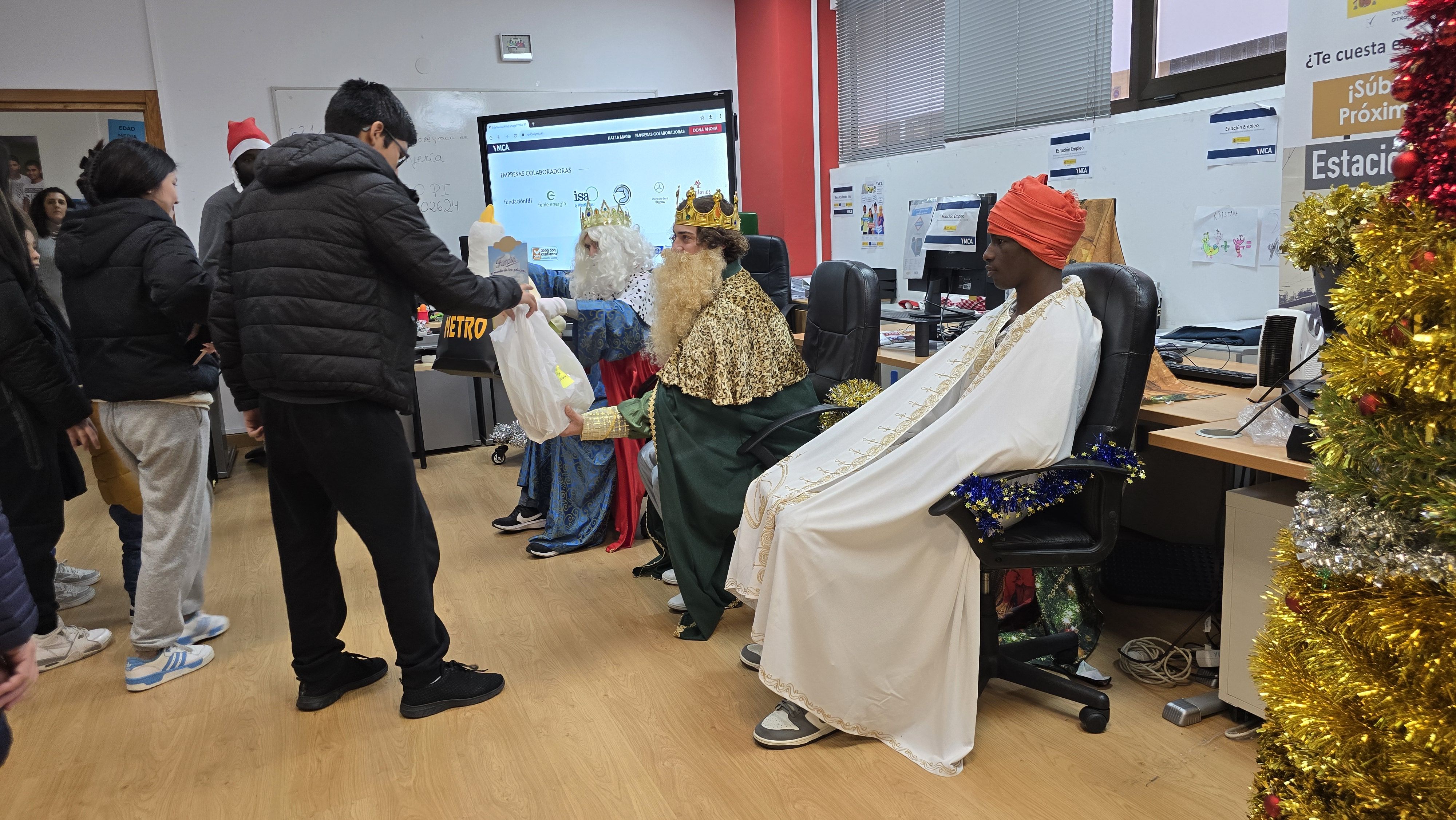 Visita de los Reyes Magos al centro YMCA en Salamanca