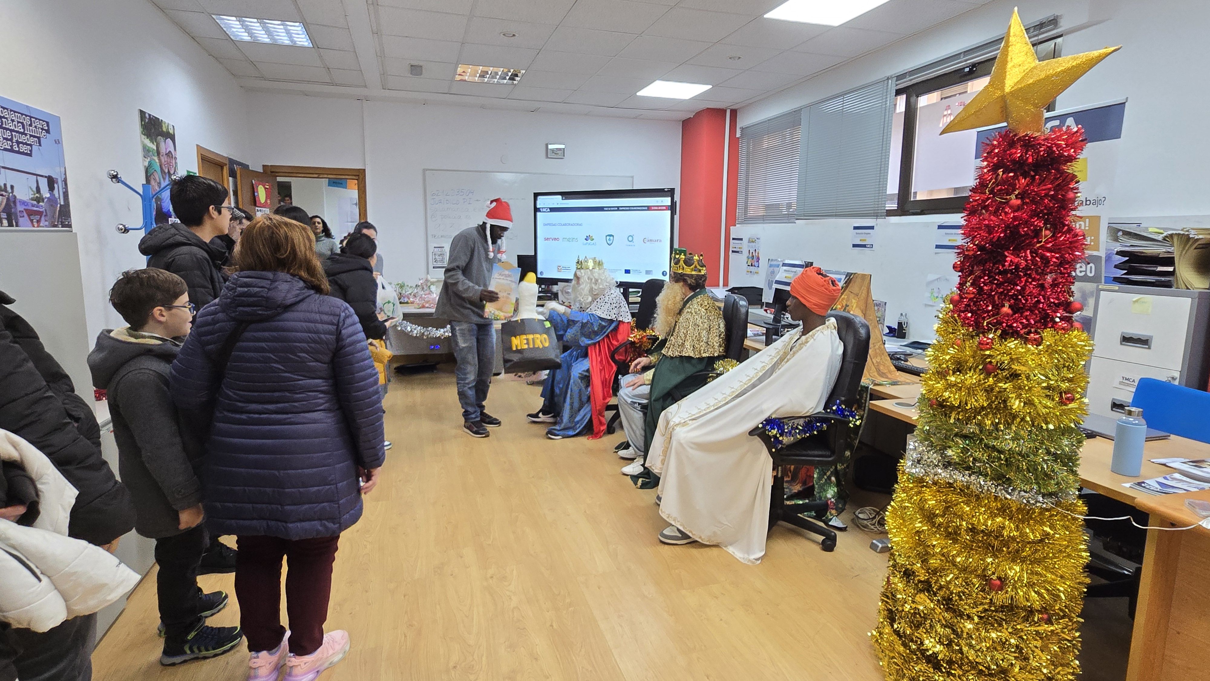 Visita de los Reyes Magos al centro YMCA en Salamanca