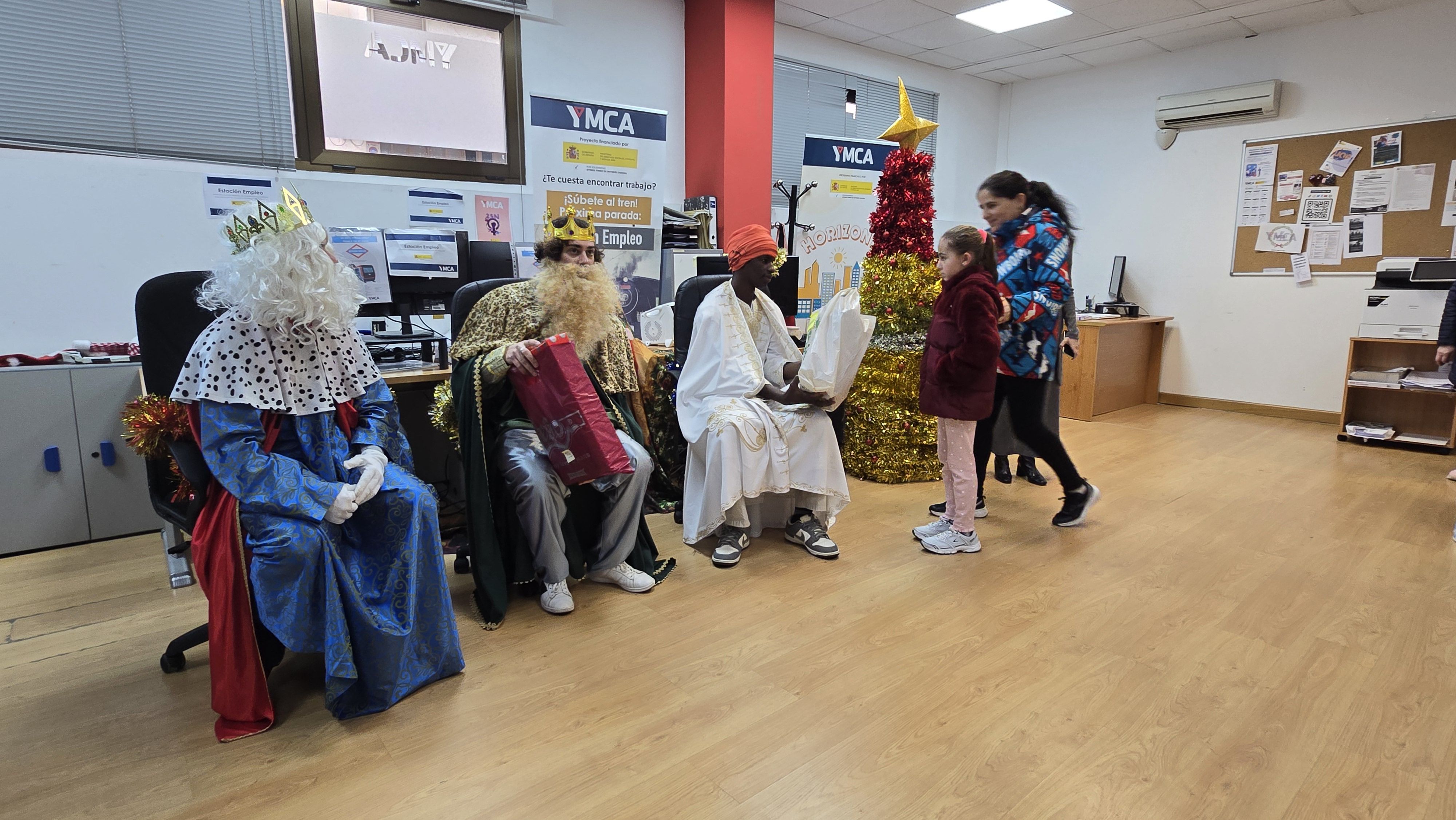 Visita de los Reyes Magos al centro YMCA en Salamanca