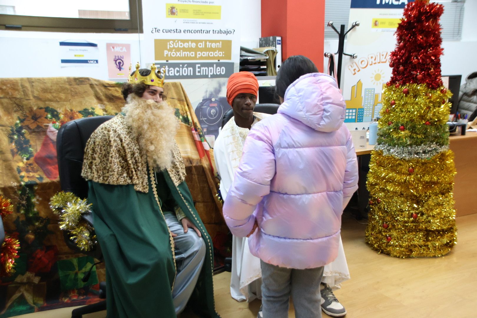 Visita de los Reyes Magos al centro YMCA en Salamanca