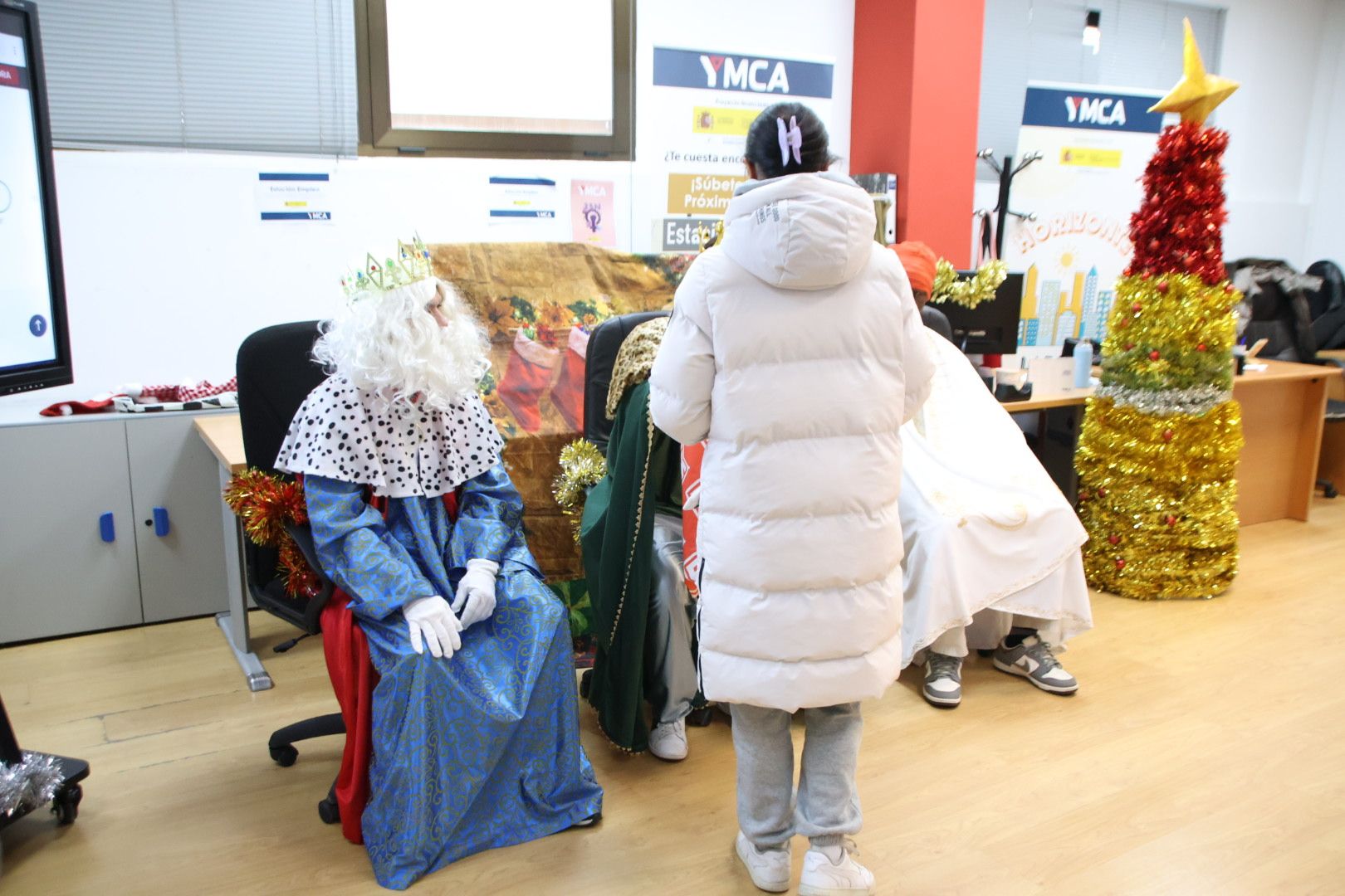 Visita de los Reyes Magos al centro YMCA en Salamanca