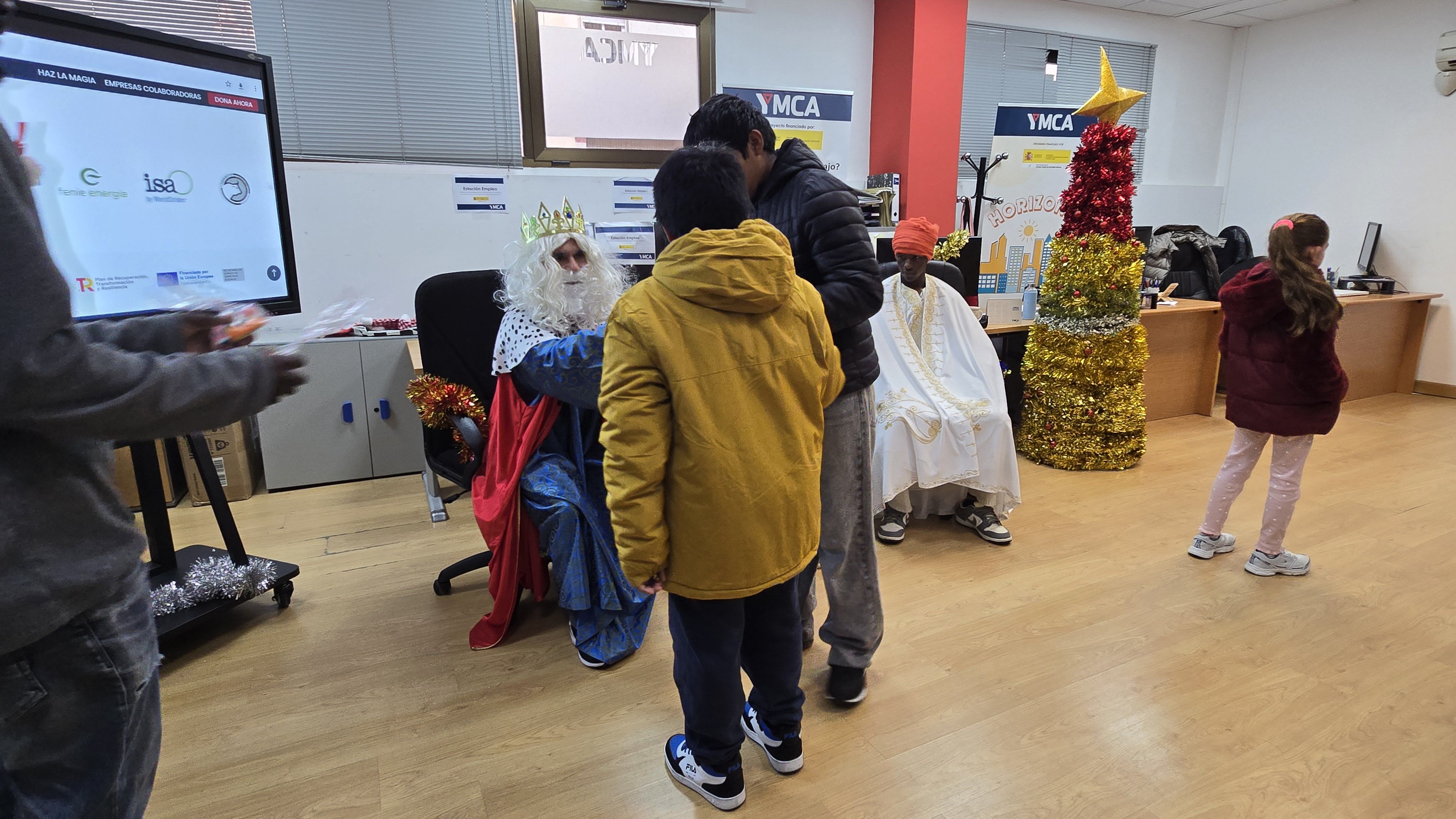 Visita de los Reyes Magos al centro YMCA en Salamanca