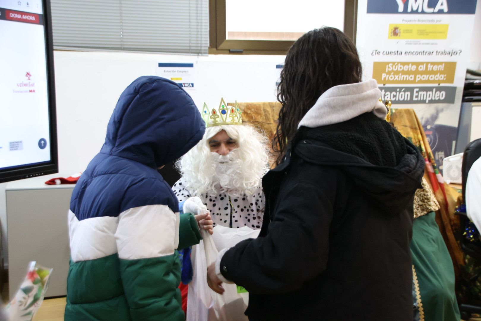 Visita de los Reyes Magos al centro YMCA en Salamanca