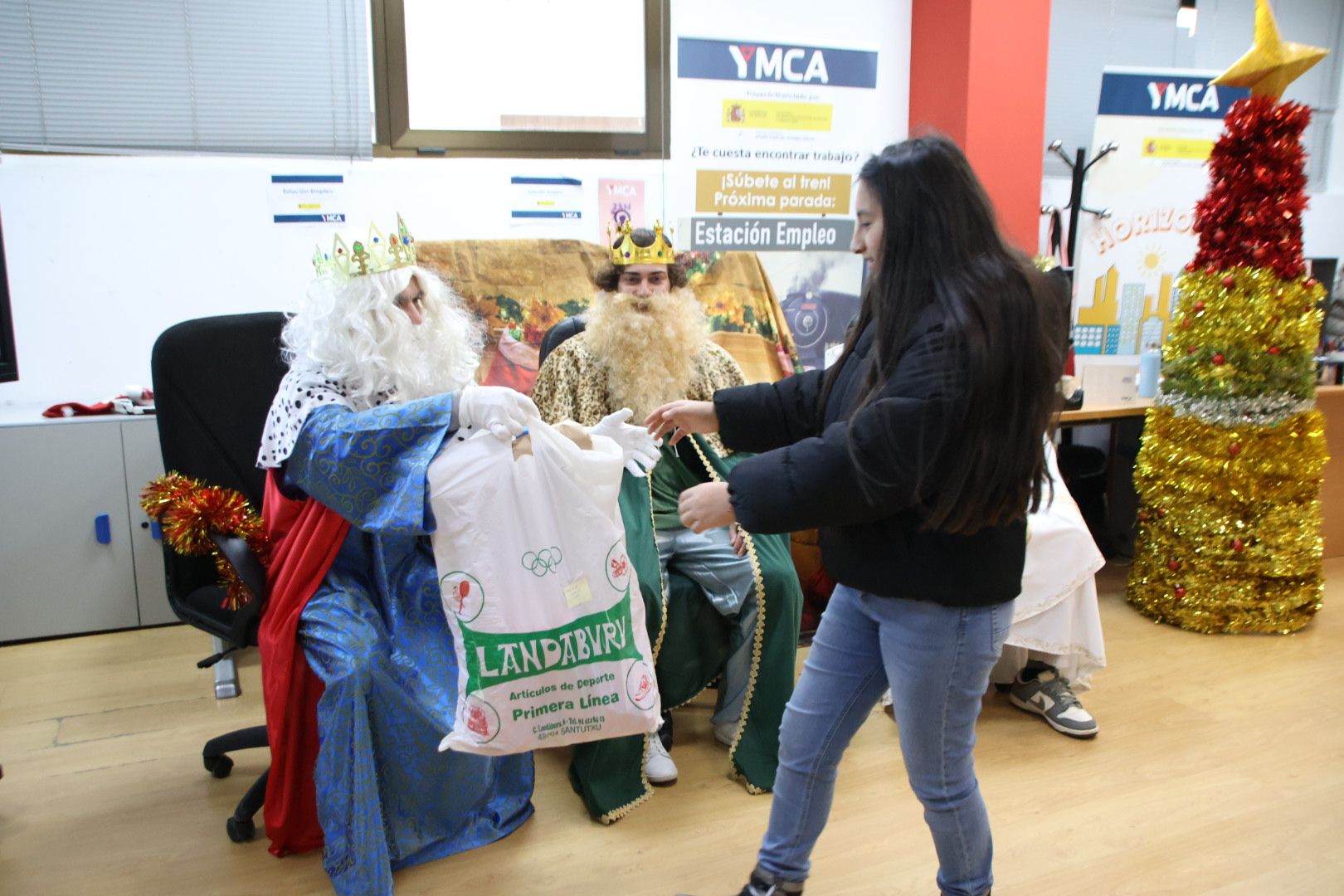 Visita de los Reyes Magos al centro YMCA en Salamanca