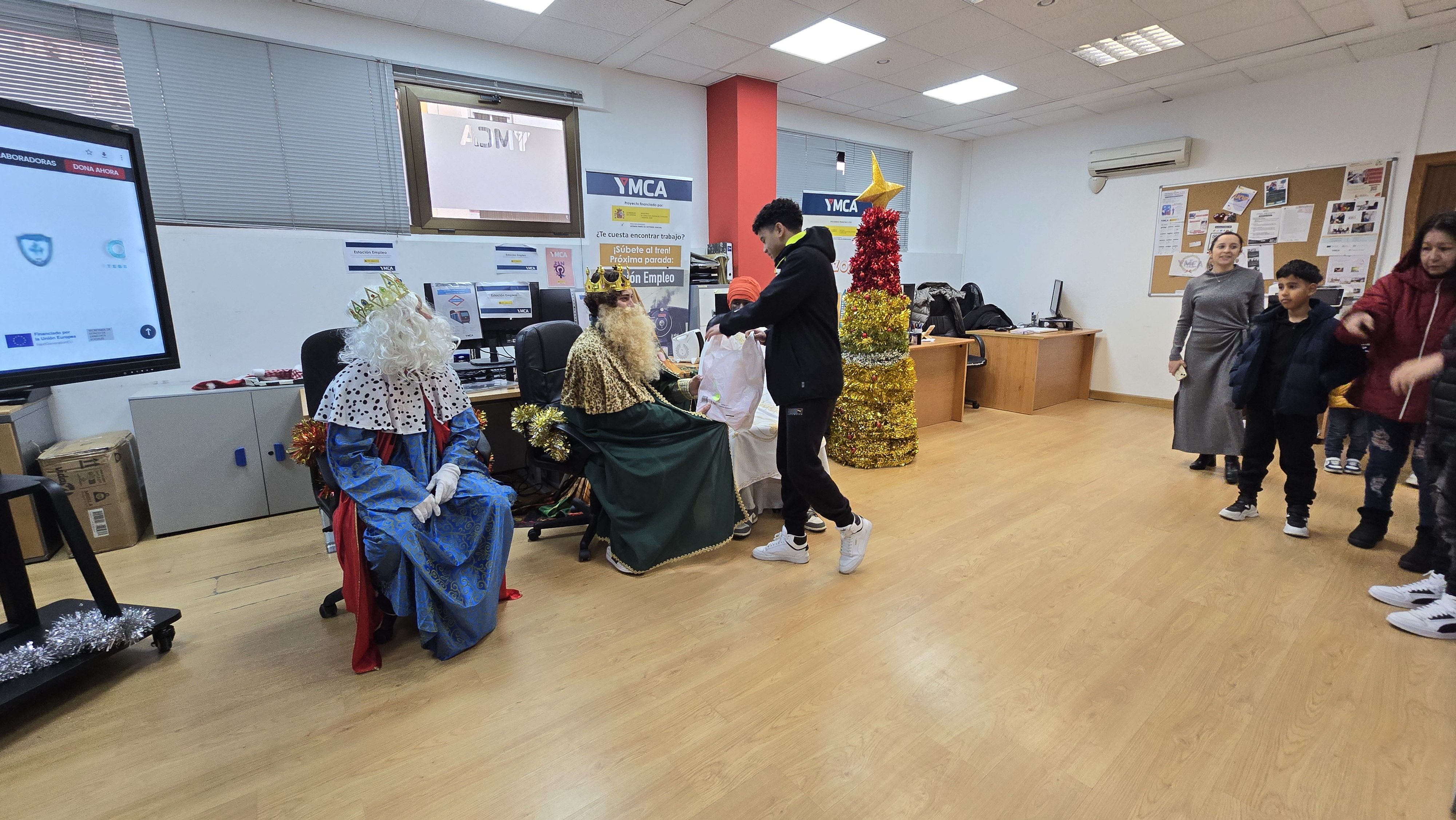 Visita de los Reyes Magos al centro YMCA en Salamanca