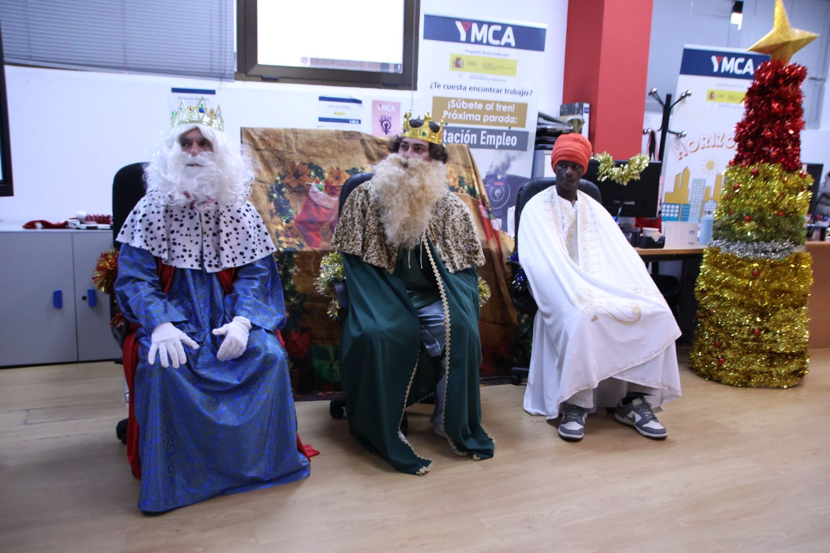 Visita de los Reyes Magos al centro YMCA en Salamanca