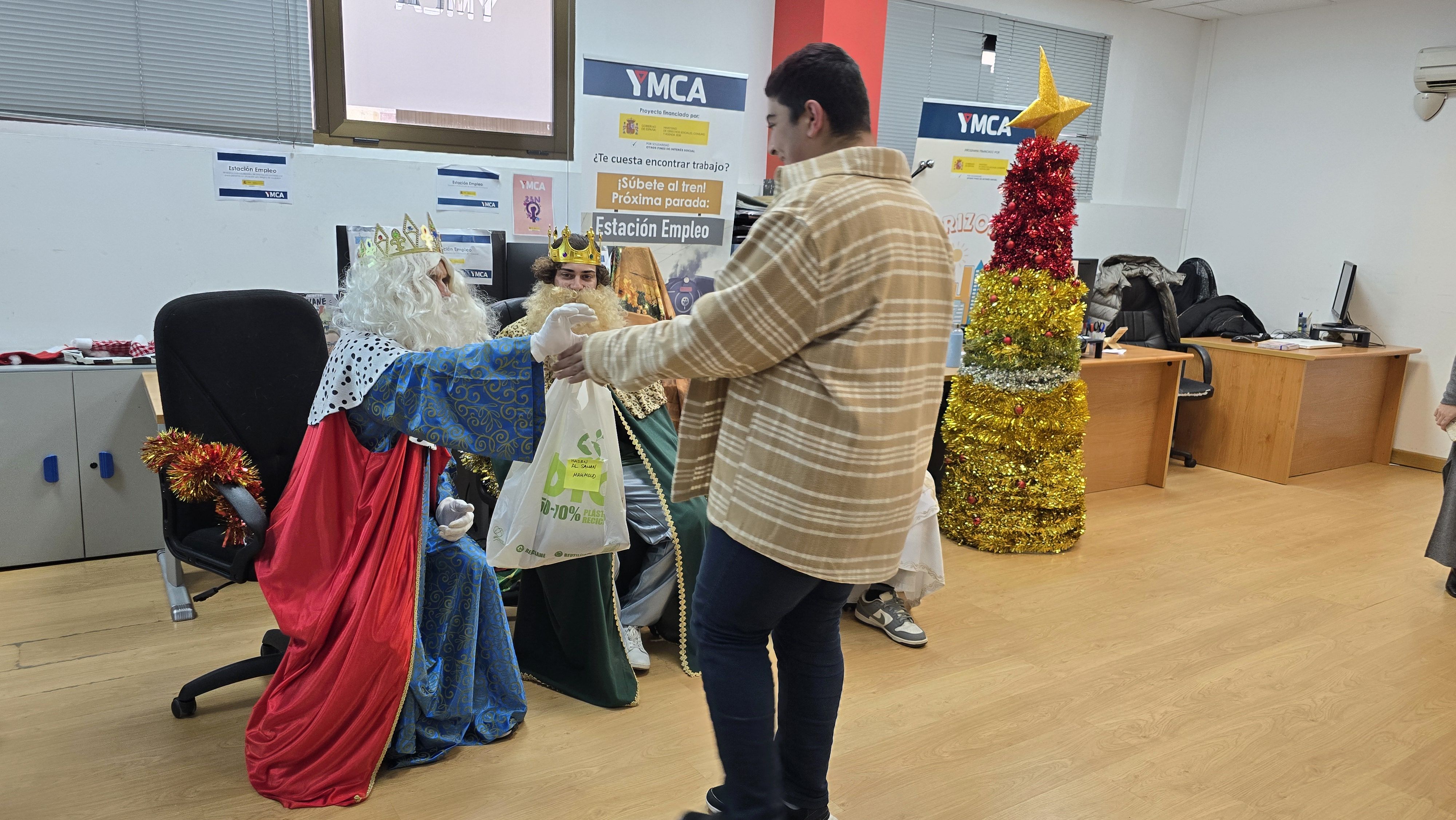 Visita de los Reyes Magos al centro YMCA en Salamanca