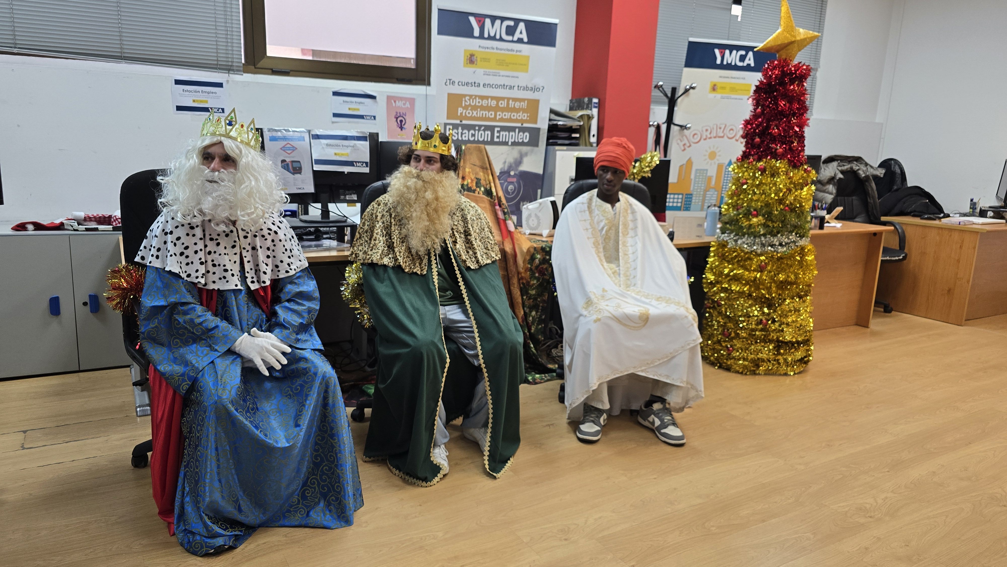 Visita de los Reyes Magos al centro YMCA en Salamanca