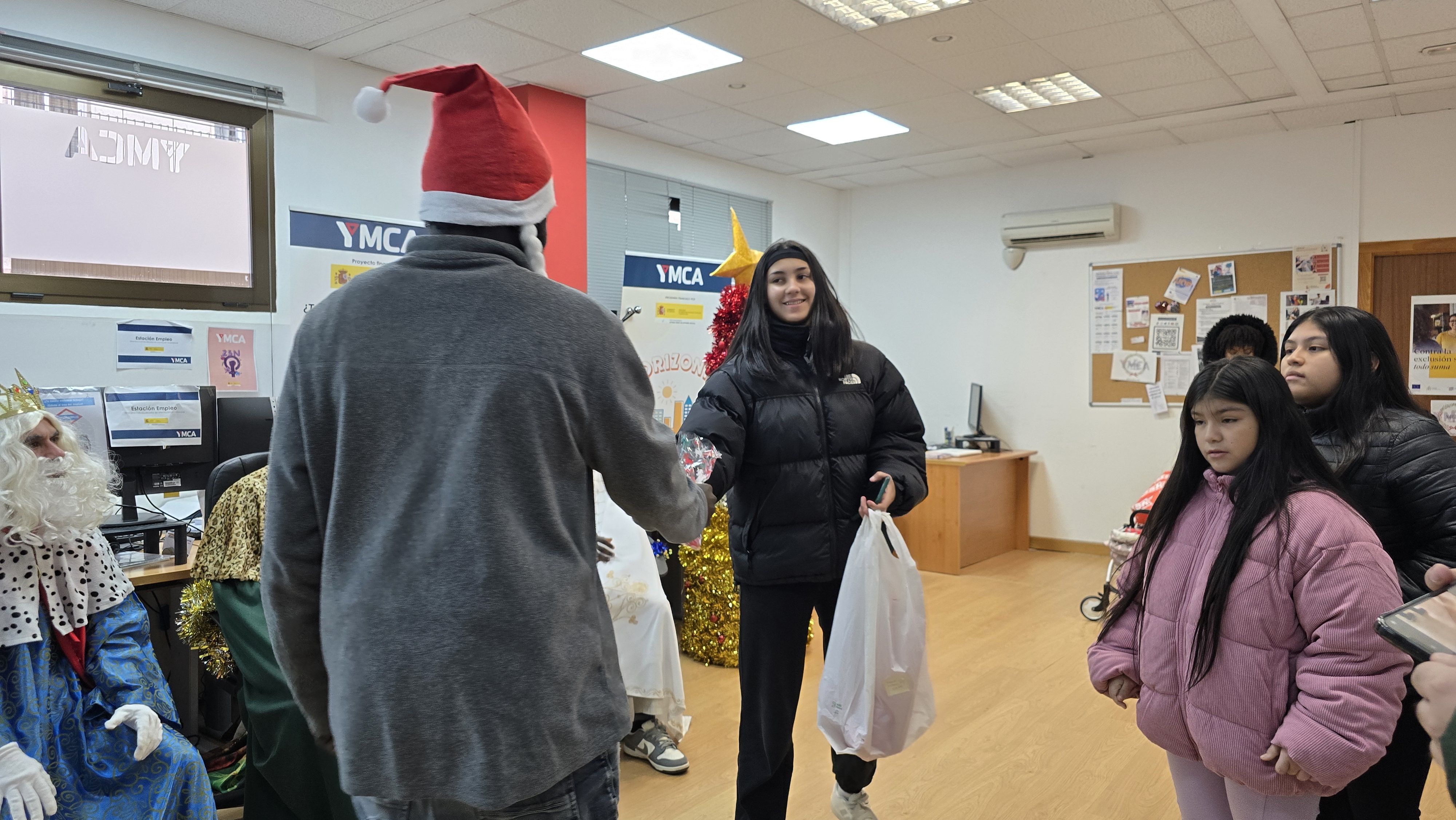 Visita de los Reyes Magos al centro YMCA en Salamanca