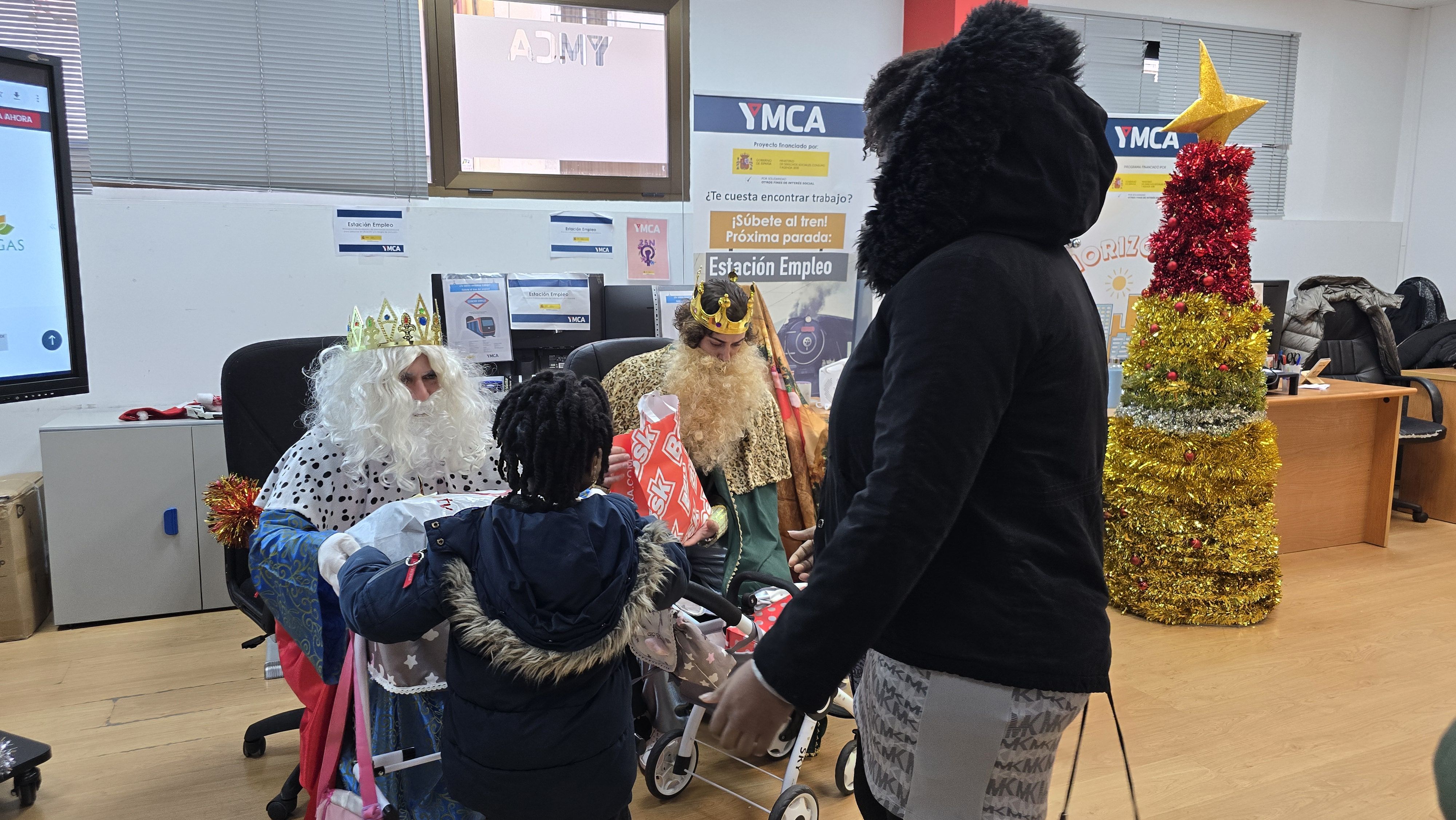 Visita de los Reyes Magos al centro YMCA en Salamanca