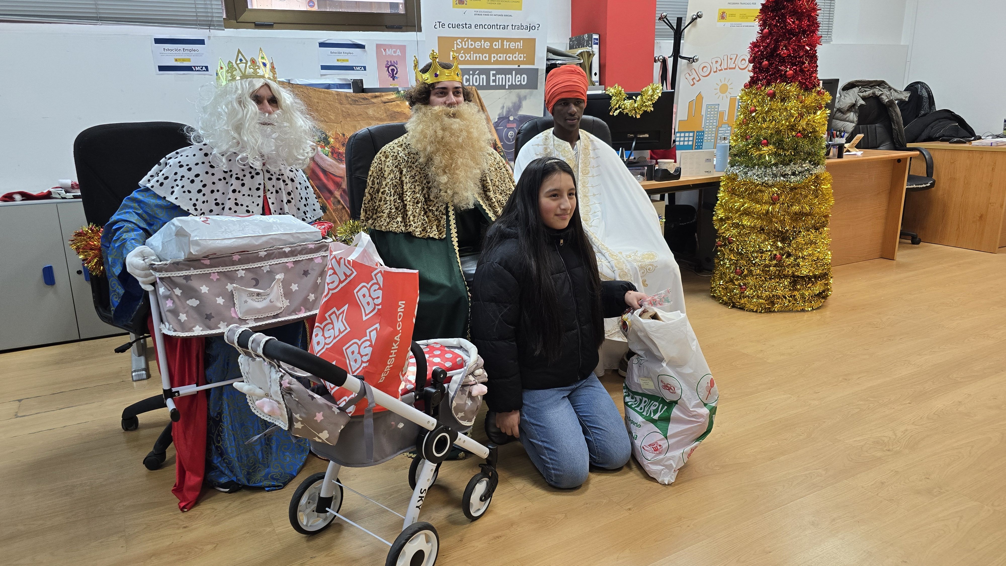 Visita de los Reyes Magos al centro YMCA en Salamanca