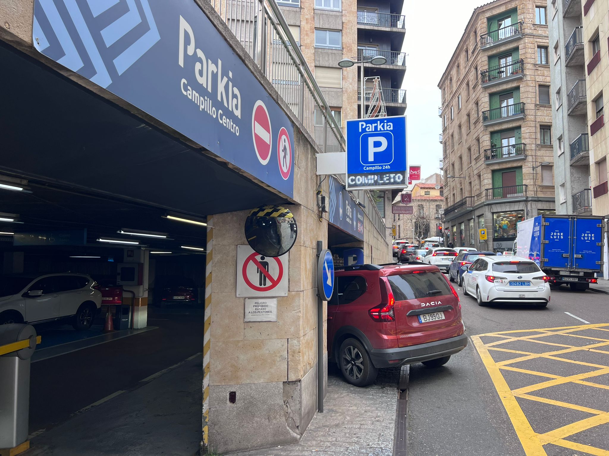 Colas en el parking de El Campillo