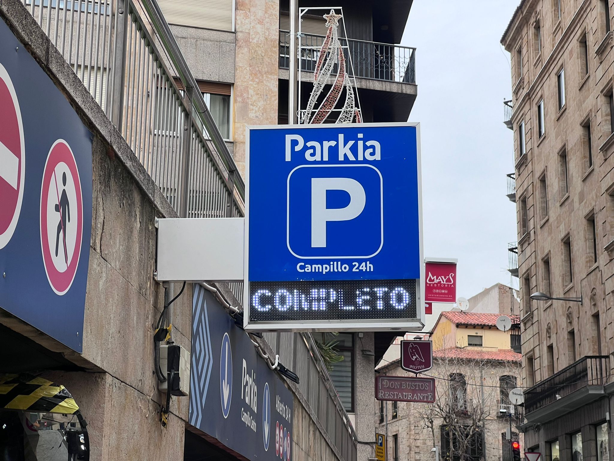 Colas en el parking de El Campillo