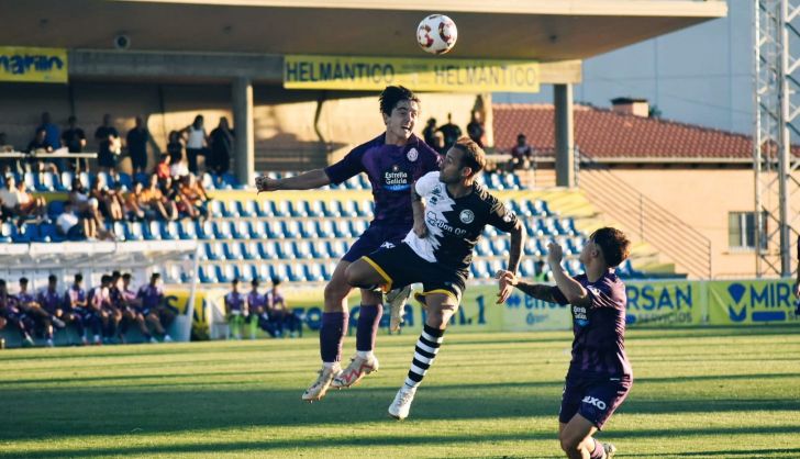 Fran Ortuño disputa un balón ante Gorka Santamaría | FOTO REAL VALLADOLID CANTERA