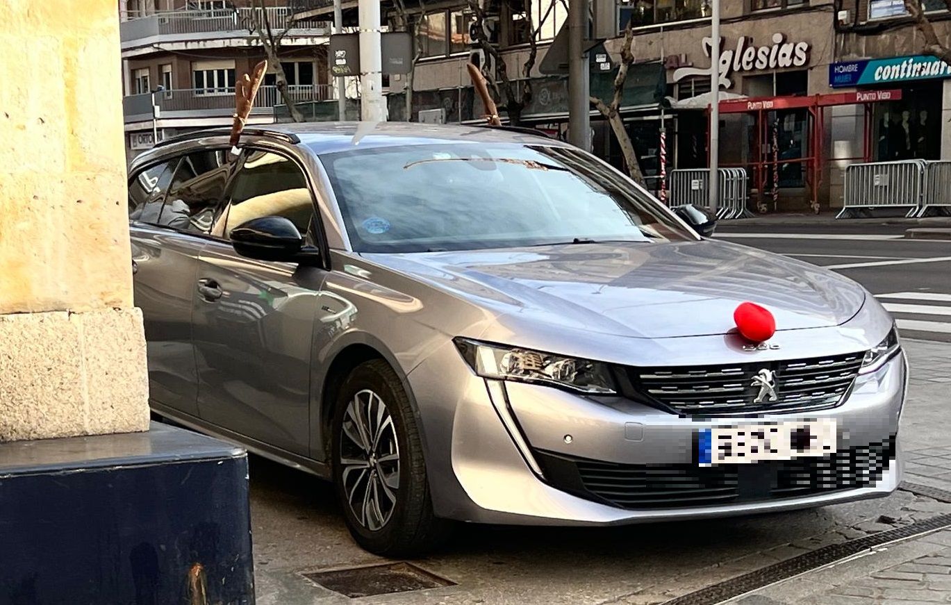 Vehículo circulando por Salamanca con adornos de navidad, cuernos y nariz de reno. Foto Salamanca24horas.com