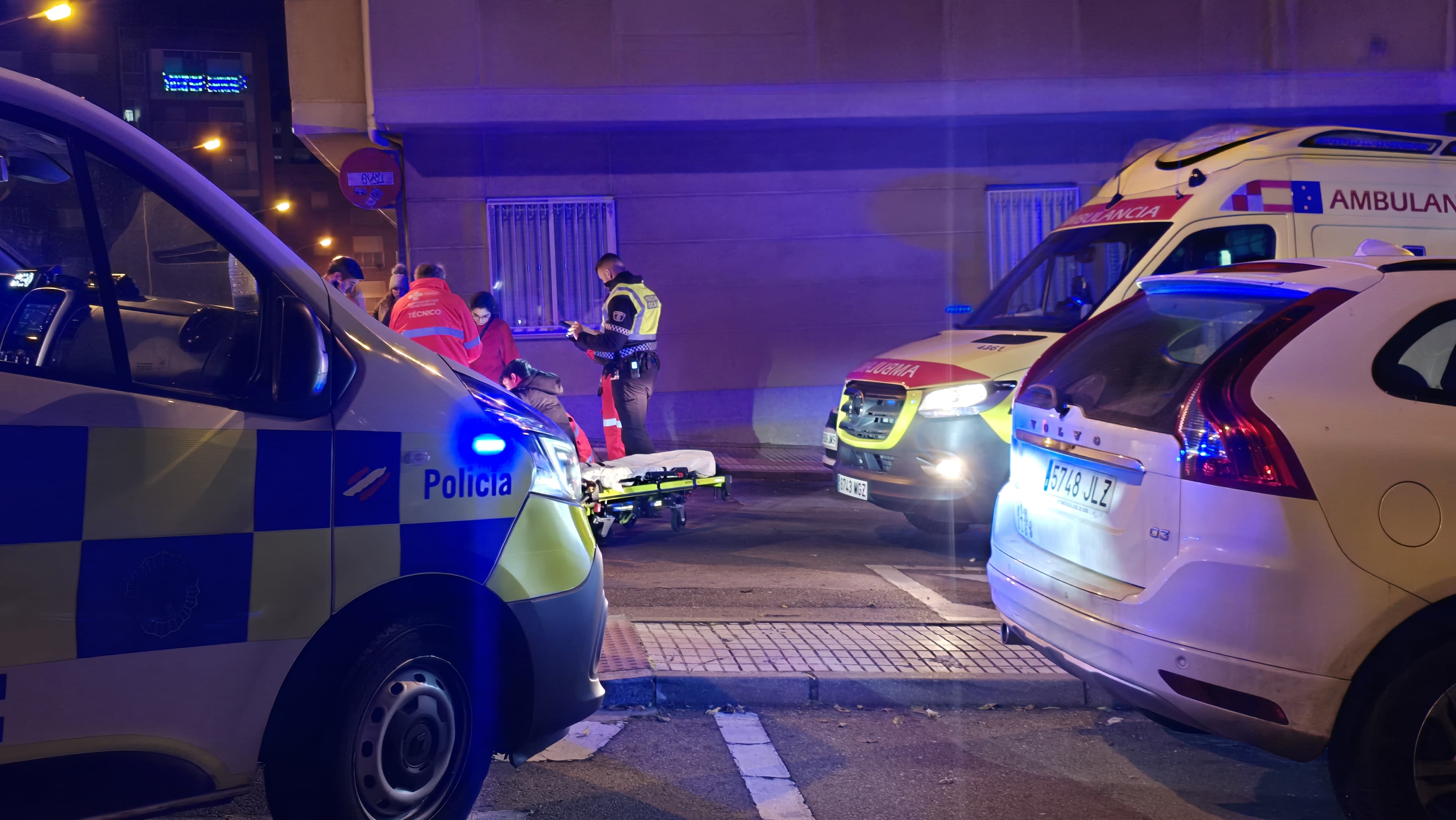 Un turismo se lleva por delante a dos personas en Salamanca y una es trasladada al hospital