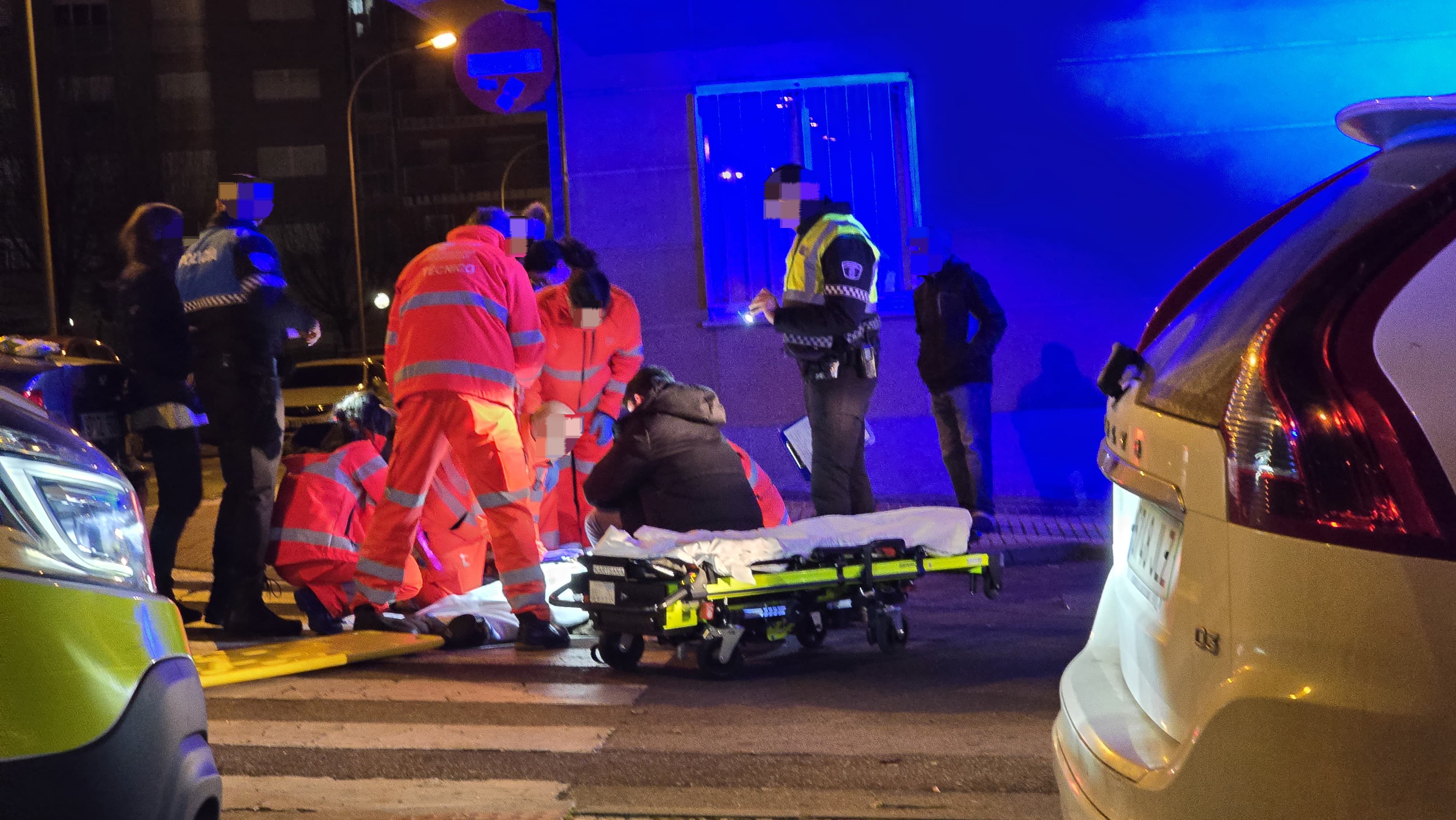 Un turismo se lleva por delante a dos personas en Salamanca y una es trasladada al hospital