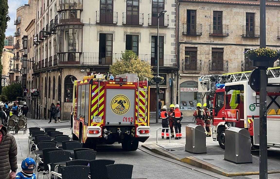 Una olla al fuego moviliza a varias dotaciones de los bomberos de Salamanca