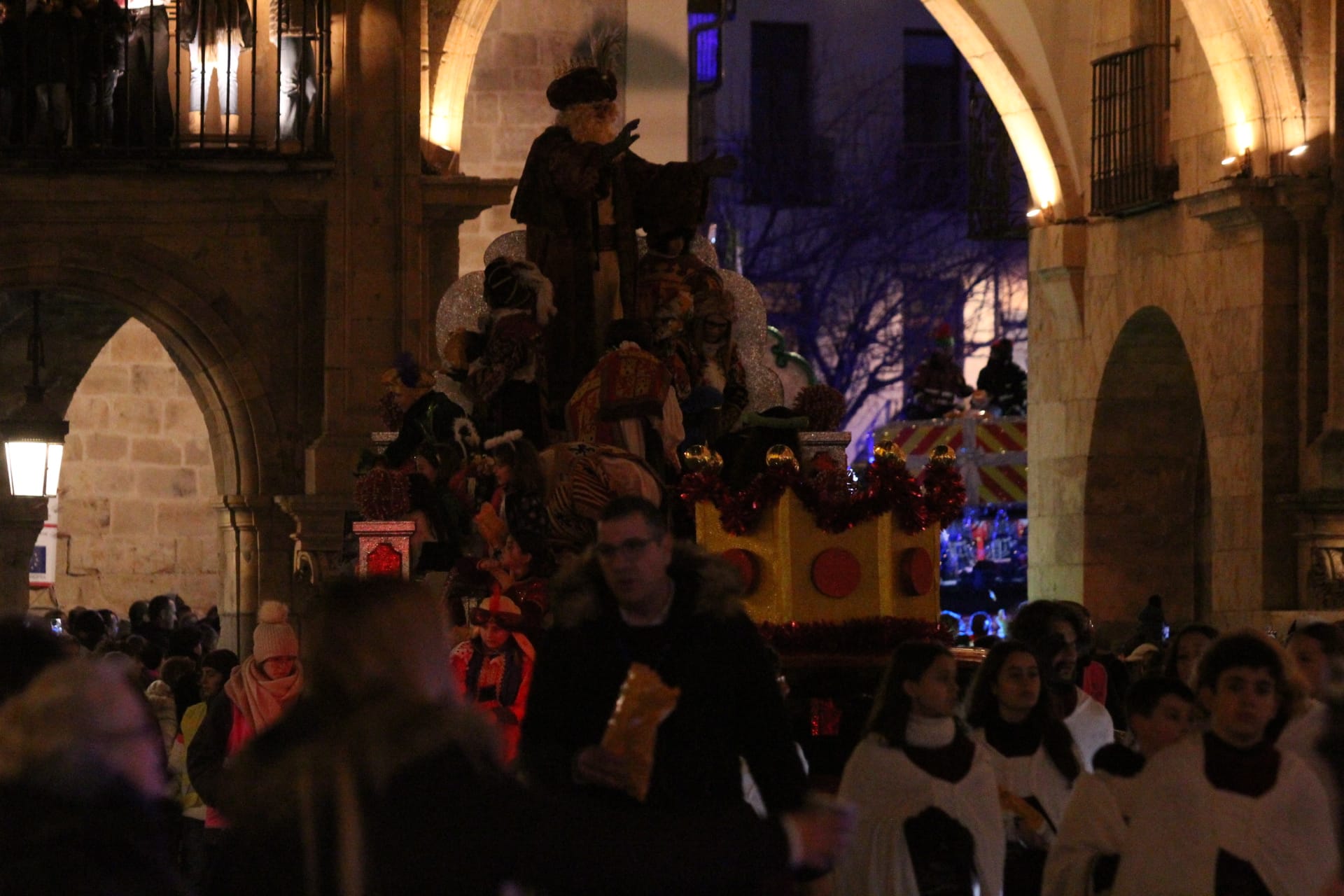 Gaspar entra en la Plaza Mayor