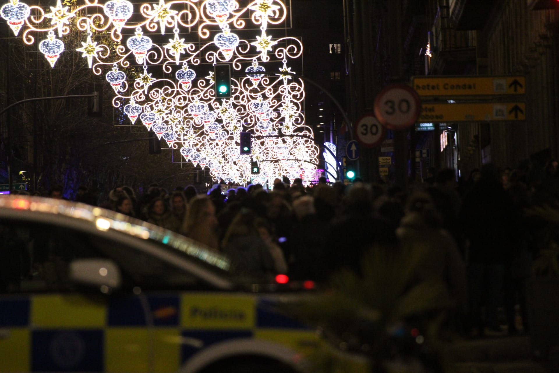 Comienzan a marcharse las personas mientras la Policía Local controla el centro de Salamanca