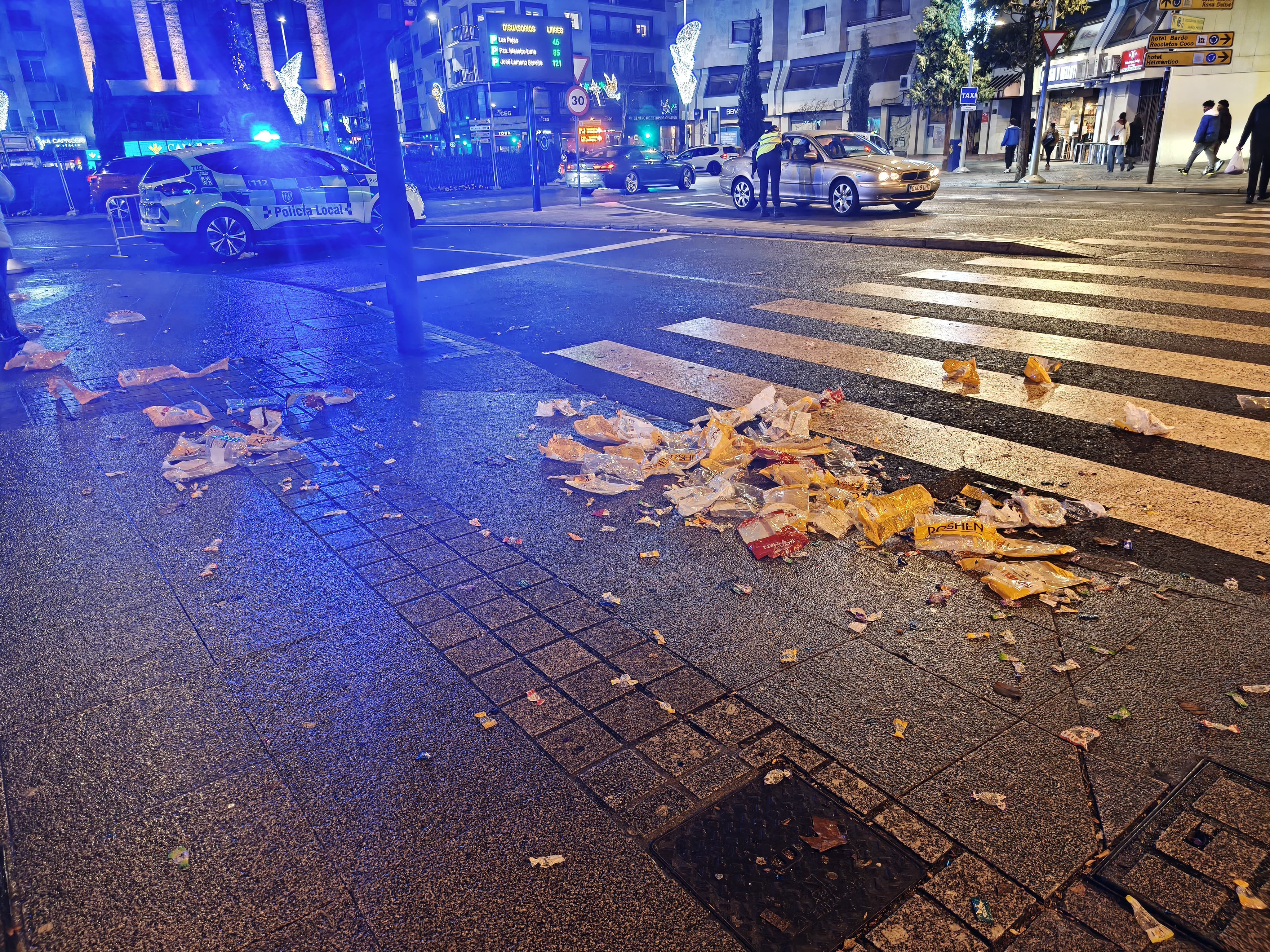 Así ha quedado la avenida de Mirat tras el paso de la Cabalgata de Reyes