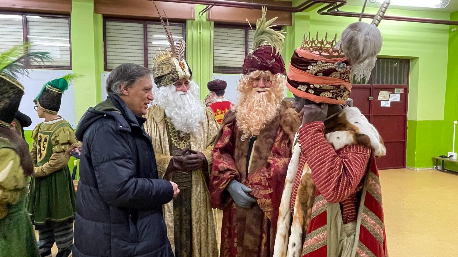 Carlos García Carbayo, alcalde de Salamanca, con los Reyes Magos