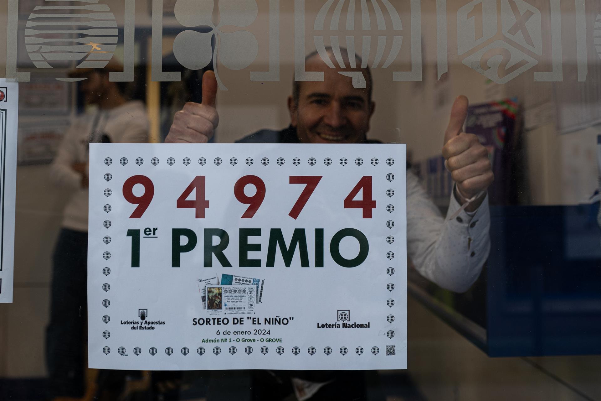 Agraciados con el ‘Primer Premio’ del Sorteo Extraordinario de El Niño 2024 correspondiente al número 94974 celebra su suerte en la administración, a 6 de enero de 2024, en O Grove, Pontevedra, Galicia (España). El Sorteo de la Lotería del Niño - Elena Fernández - Europa Press - Archivo