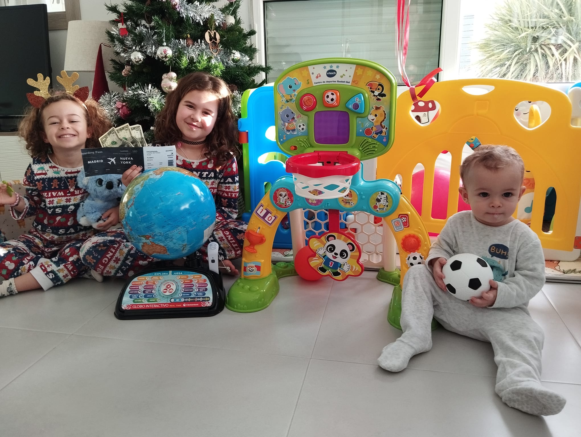 Mateo, Abril y Paula abren sus regalos de Reyes Magos