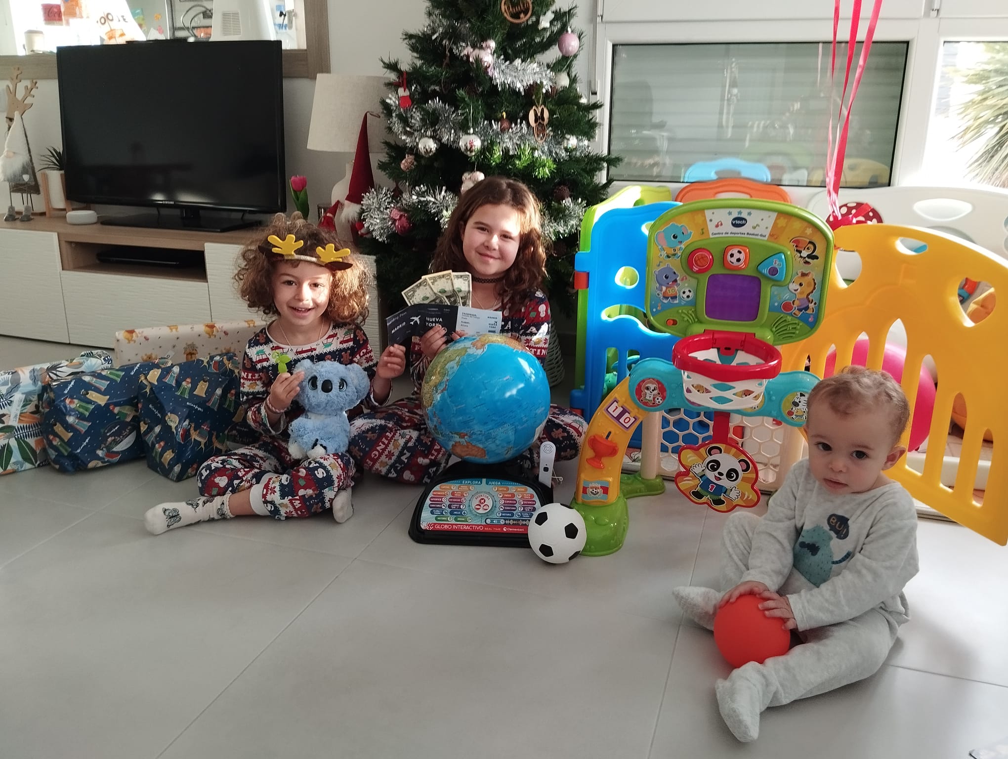 Mateo, Abril y Paula abren sus regalos de Reyes Magos