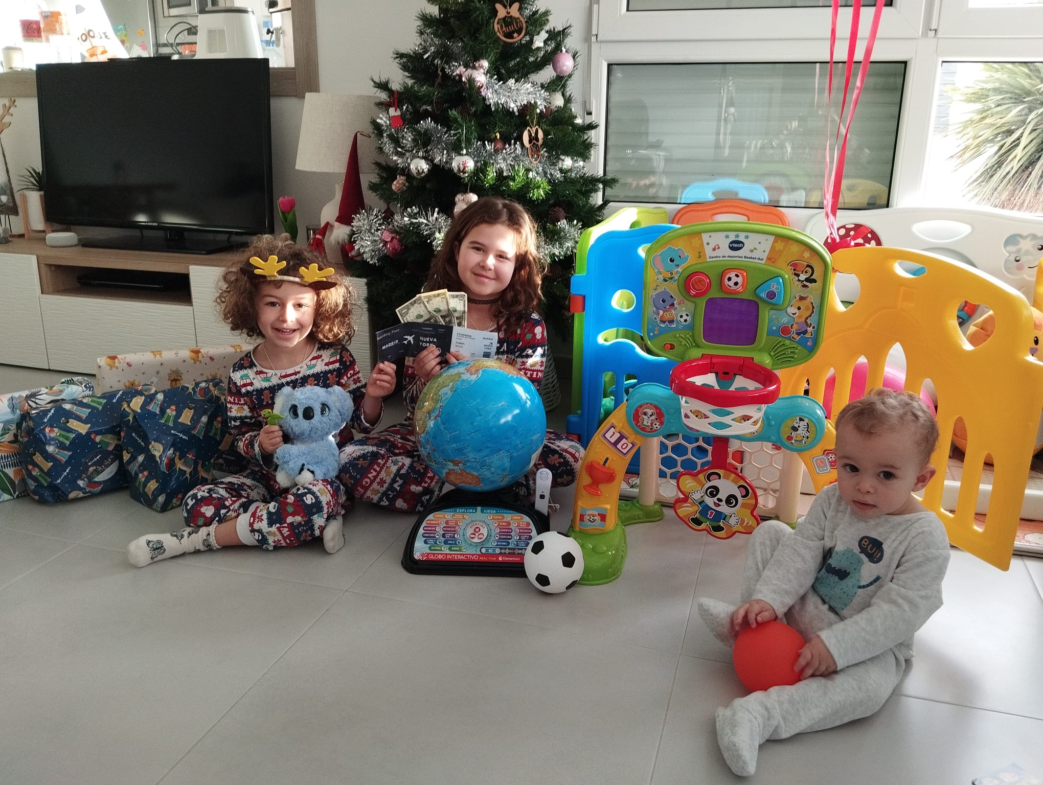 Mateo, Abril y Paula abren sus regalos de Reyes Magos