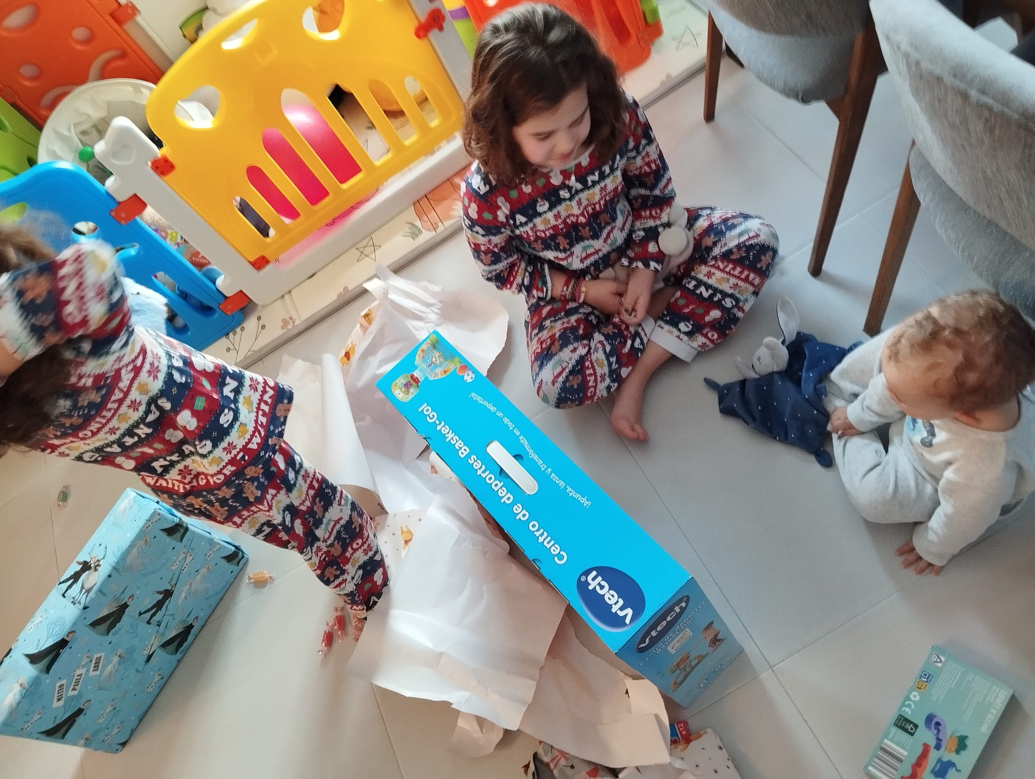 Mateo, Abril y Paula abren sus regalos de Reyes Magos