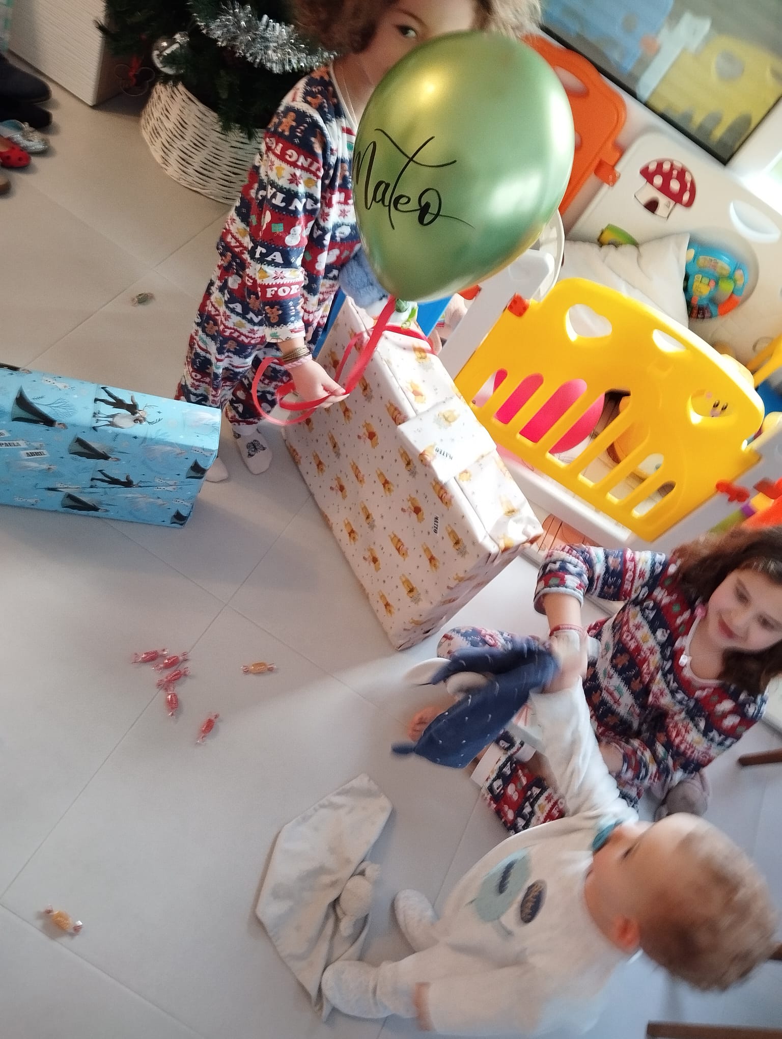 Mateo, Abril y Paula abren sus regalos de Reyes Magos