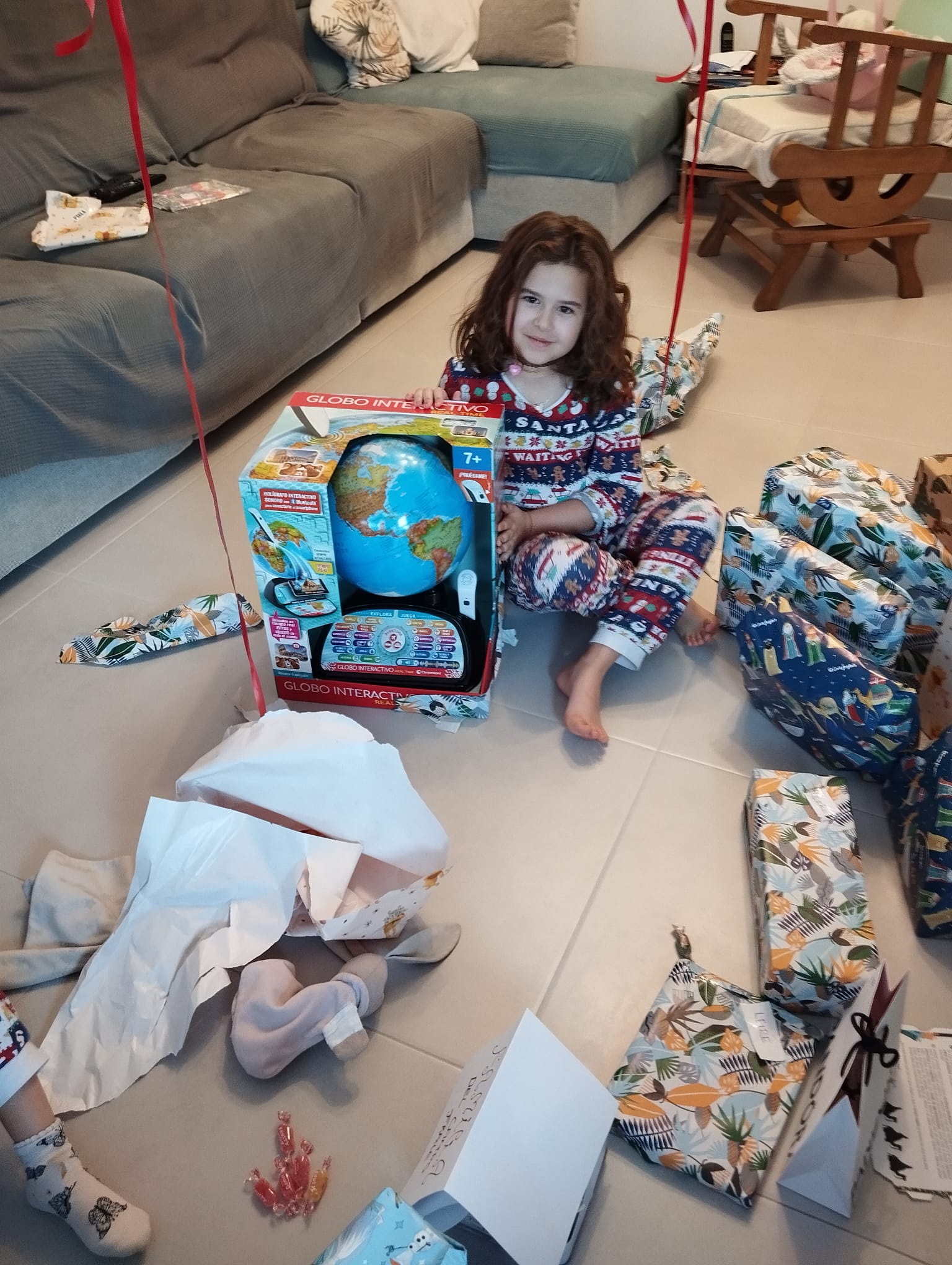 Mateo, Abril y Paula abren sus regalos de Reyes Magos