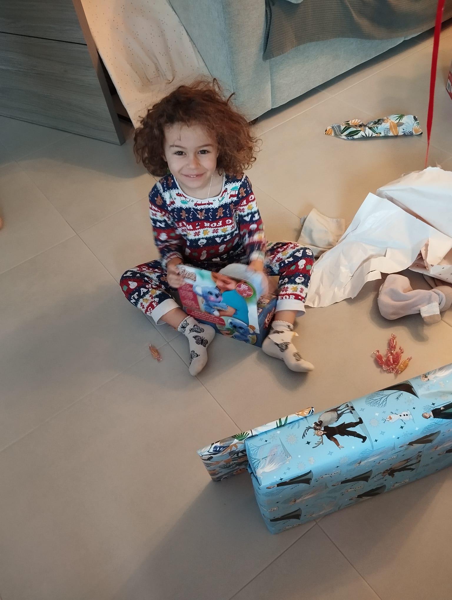 Mateo, Abril y Paula abren sus regalos de Reyes Magos